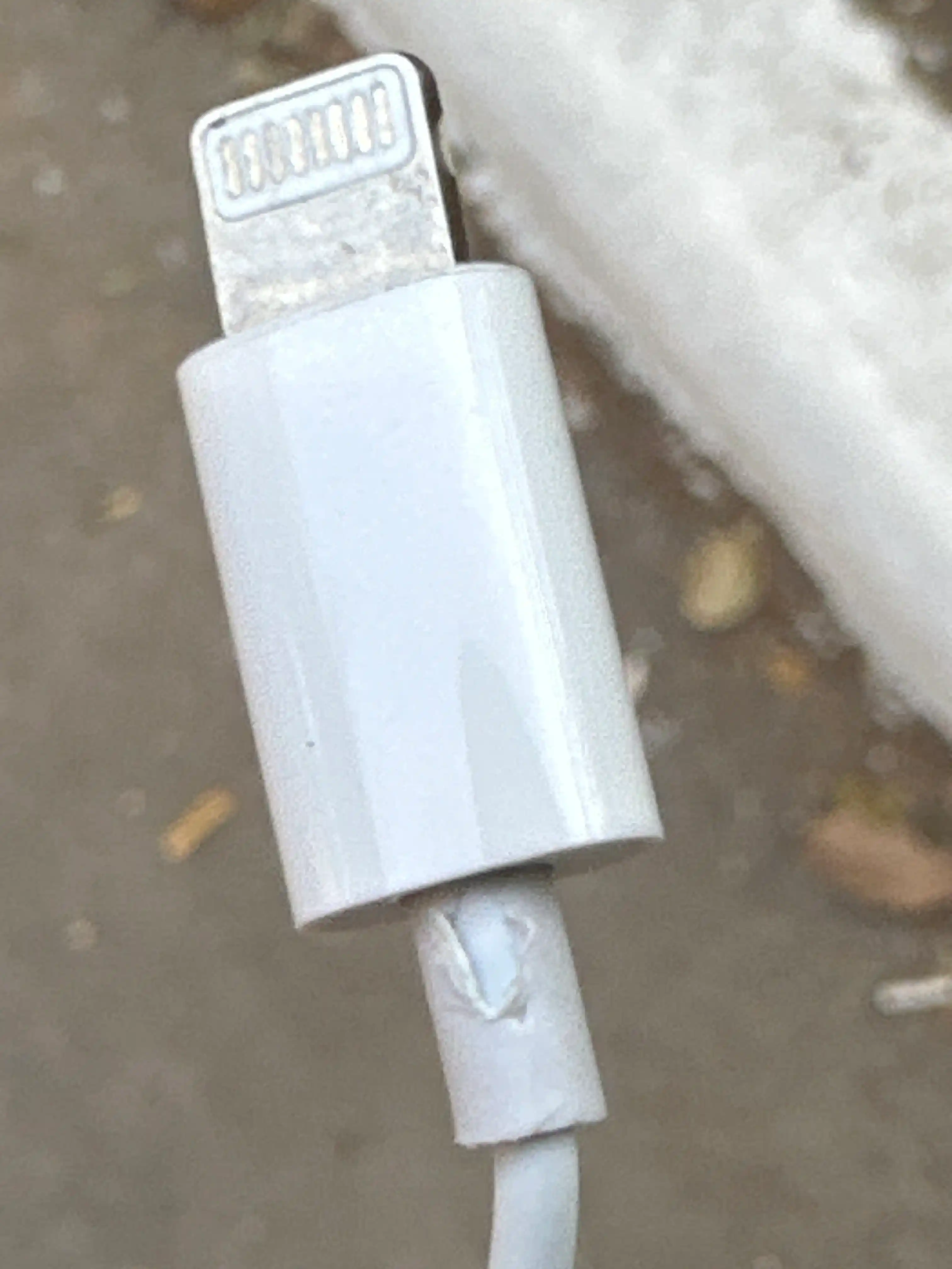 Simli quloqchinlar iPhone uchun Lightning kabeli bilan
