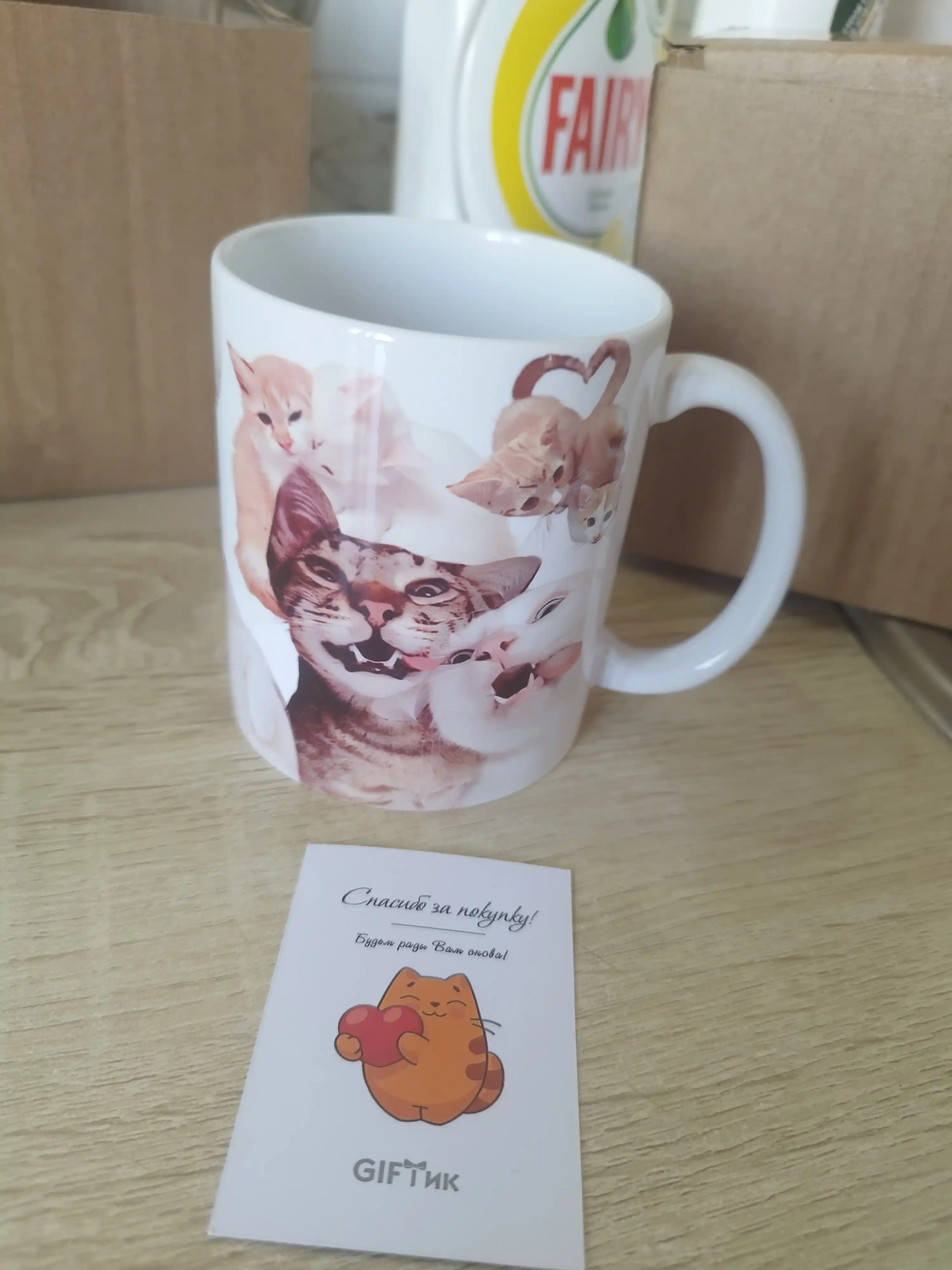 Mem krujkasi, mushuklar bilan stakan