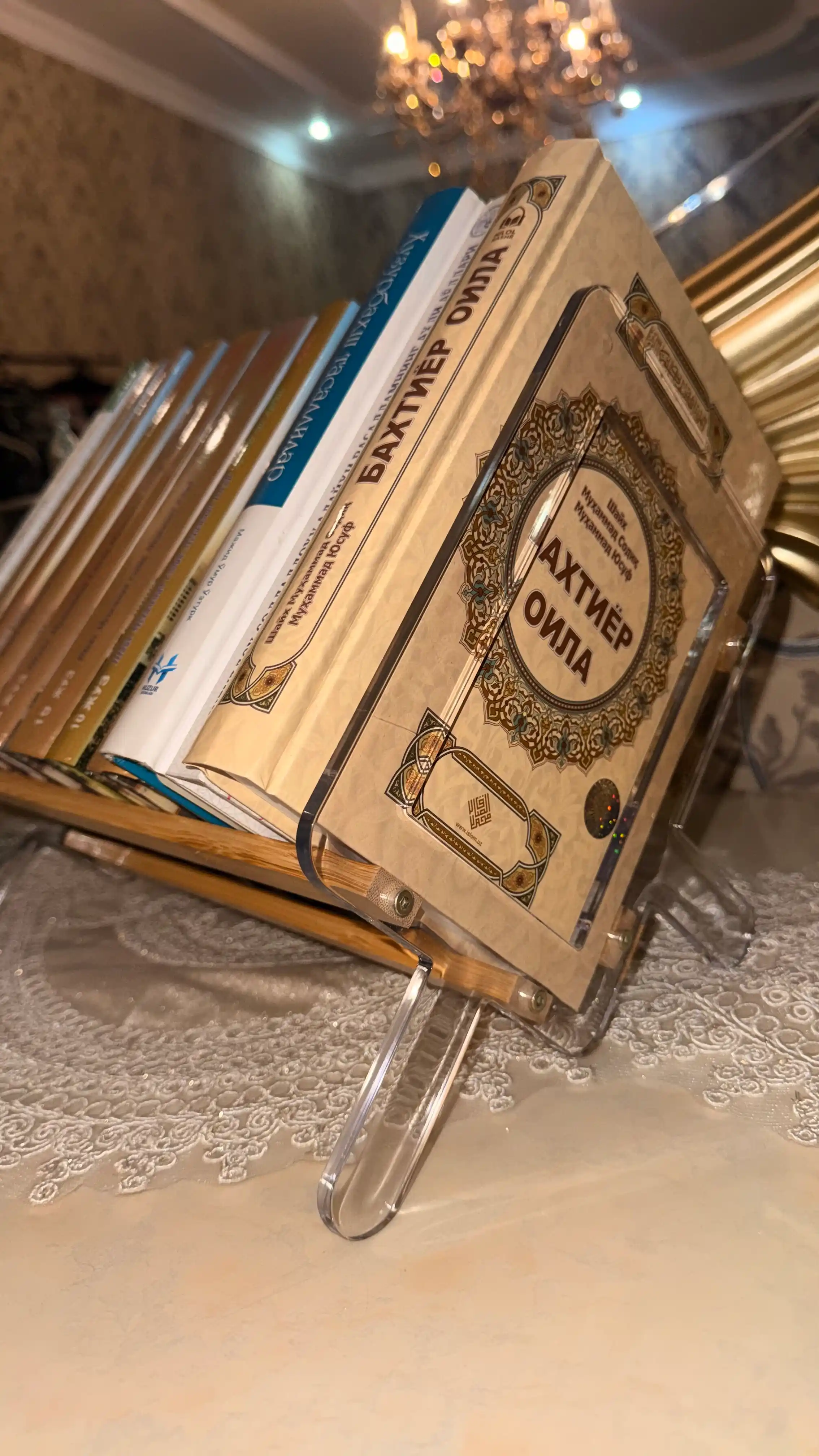 Kitob javoni, stol usti organayzeri, yog‘ochdan yasalgan kitoblar uchun taglik