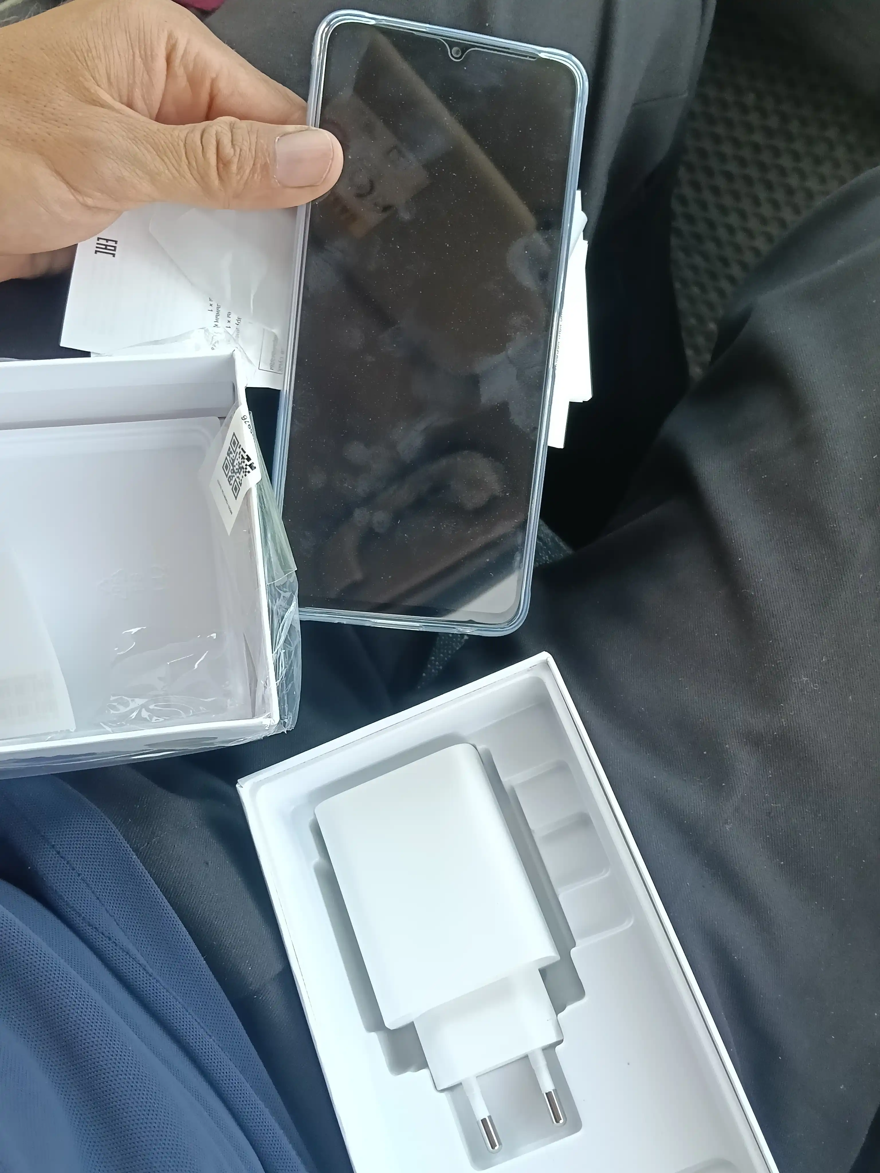 Mobil telefon Vivo Y04s 6/256 GB, 90 Hz displey, 6000 mAh batareya