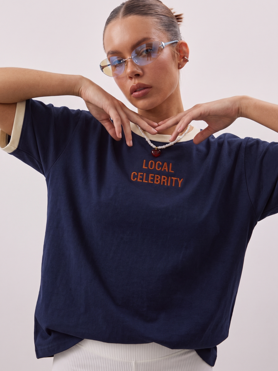 UMA ayollar uchun LOCAL CELEBRITY yozuvli ringer futbolka