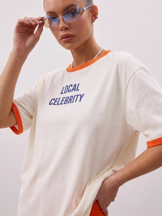UMA ayollar uchun LOCAL CELEBRITY yozuvli ringer futbolka