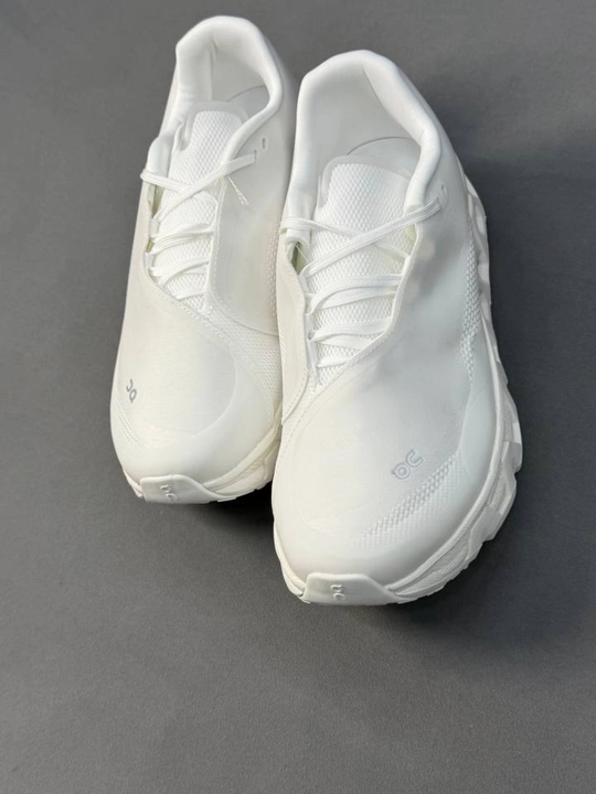 On Cloud Tec krossovka erkaklar uchun, Made in Vietnam, 40–44