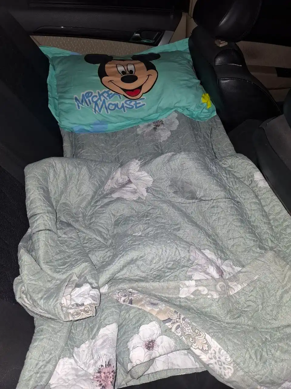 Avtomobilning orqa o‘rindig‘i uchun shishirilgan matras, elektr nasos bilan, sayohat uchun