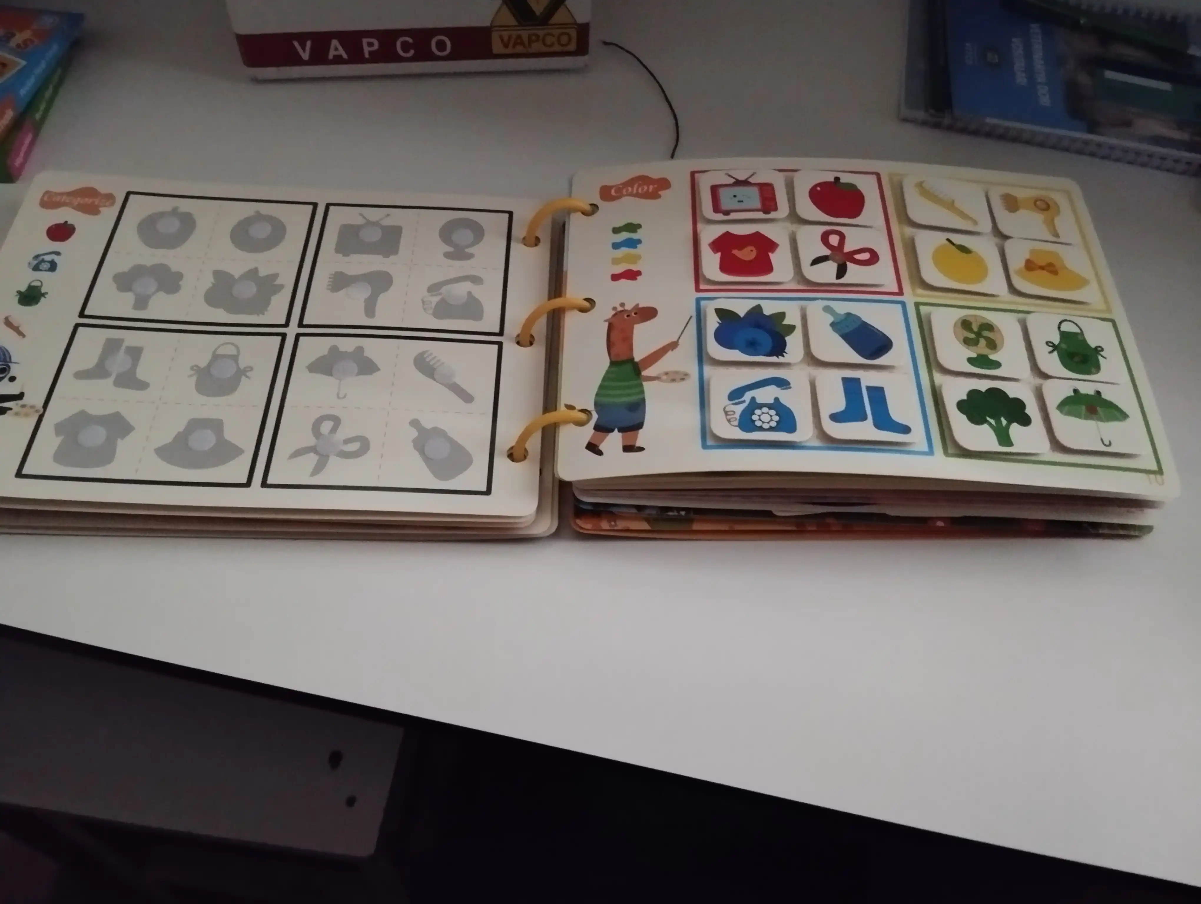 Usborne Busy Book, fetrdan tayyorlangan bizibord-kitob - kichkintoylar uchun taktil rivojlantiruvchi kitob