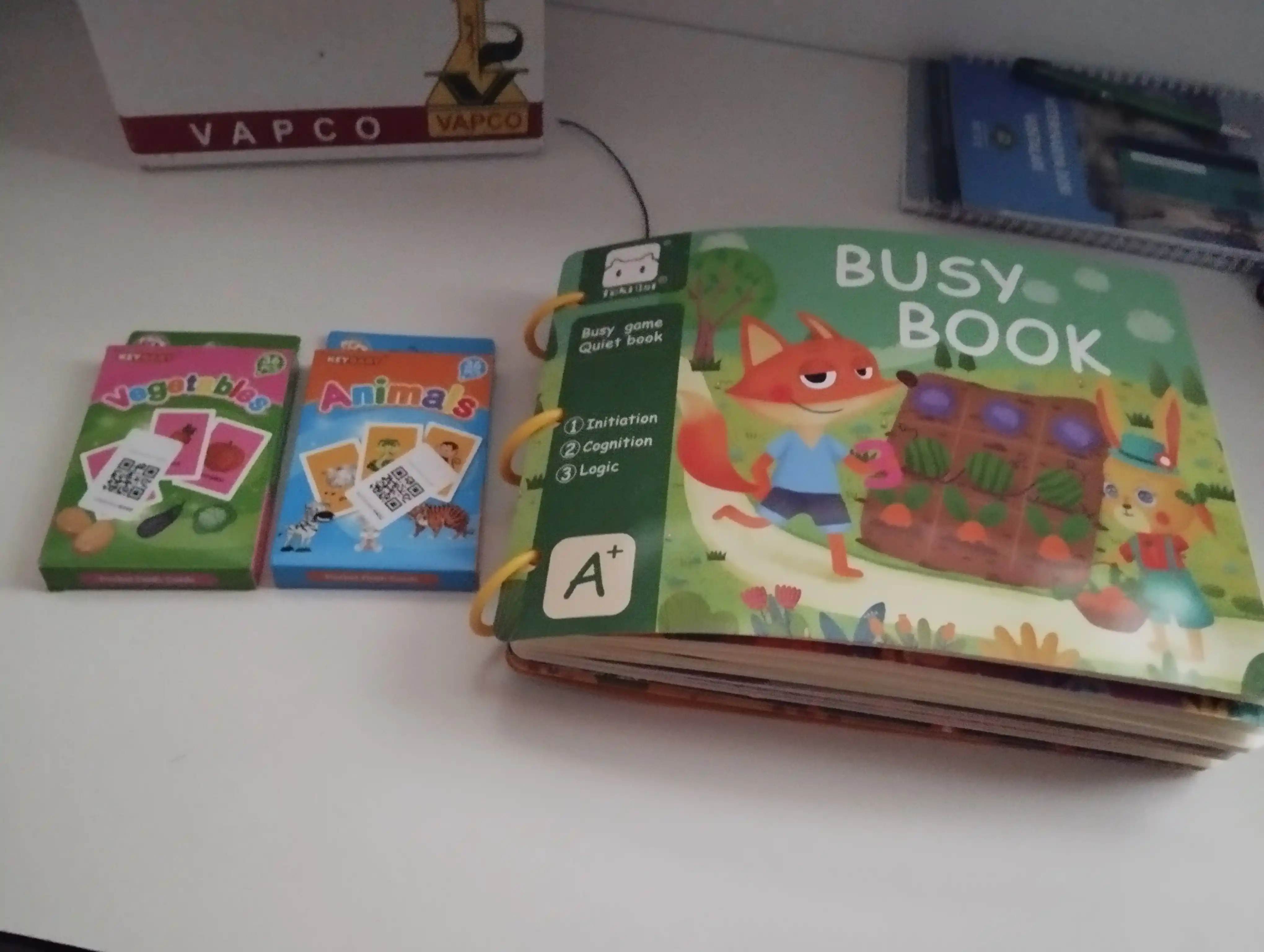 Usborne Busy Book, fetrdan tayyorlangan bizibord-kitob - kichkintoylar uchun taktil rivojlantiruvchi kitob