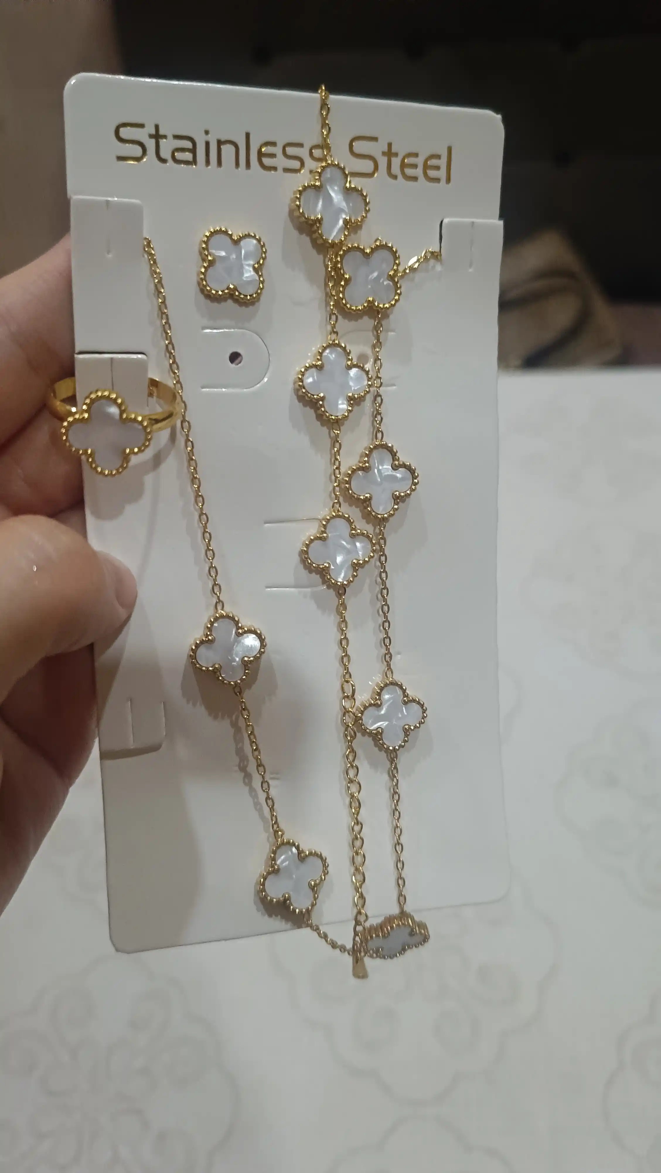 Van Cleef uslubidagi  Bijuteriya to'plami, marjon, bilaguzuk, sirg‘a va uzuk