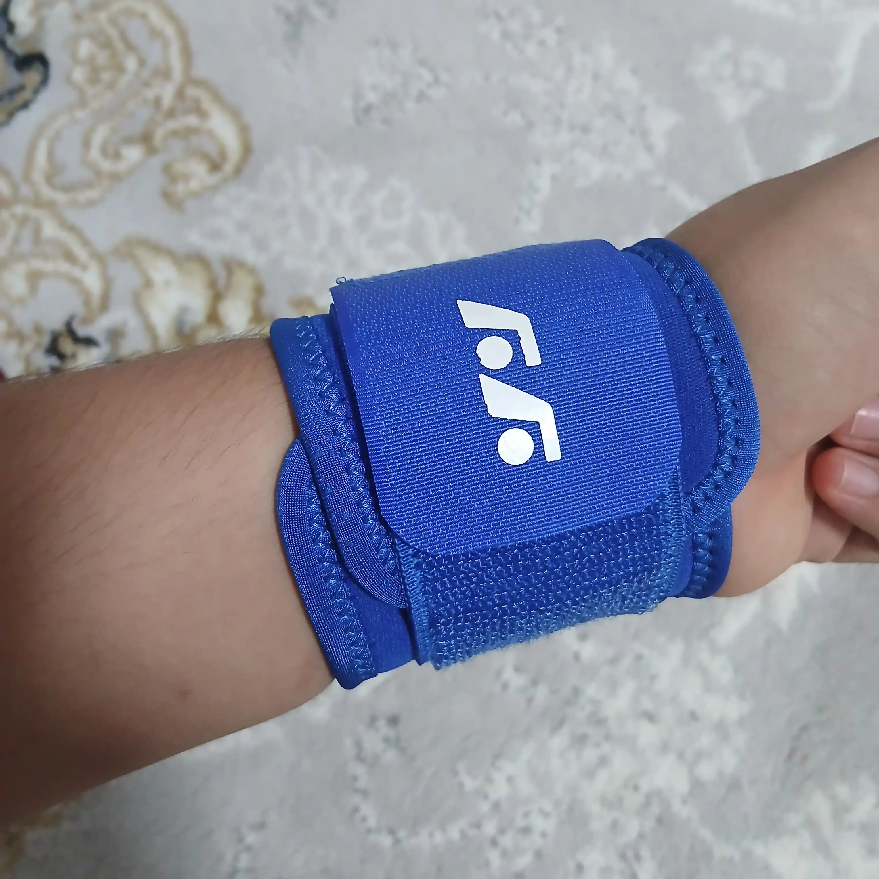 Bilakka taqiladigan bant, bog'ich, sport, fitnes, og'ir atletika, qo'lni himoya qiluvchi