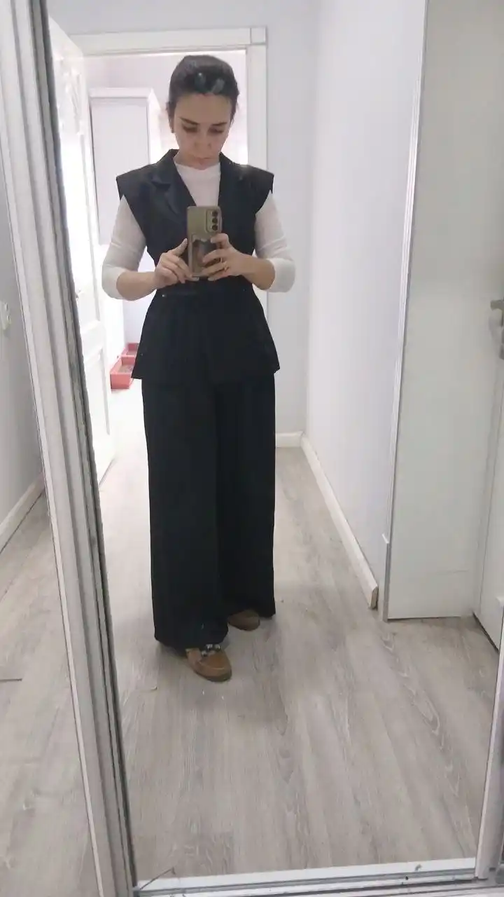 Ayollar uchun elegant qora yengsiz kostyum to‘plami (jilet + keng shim)
