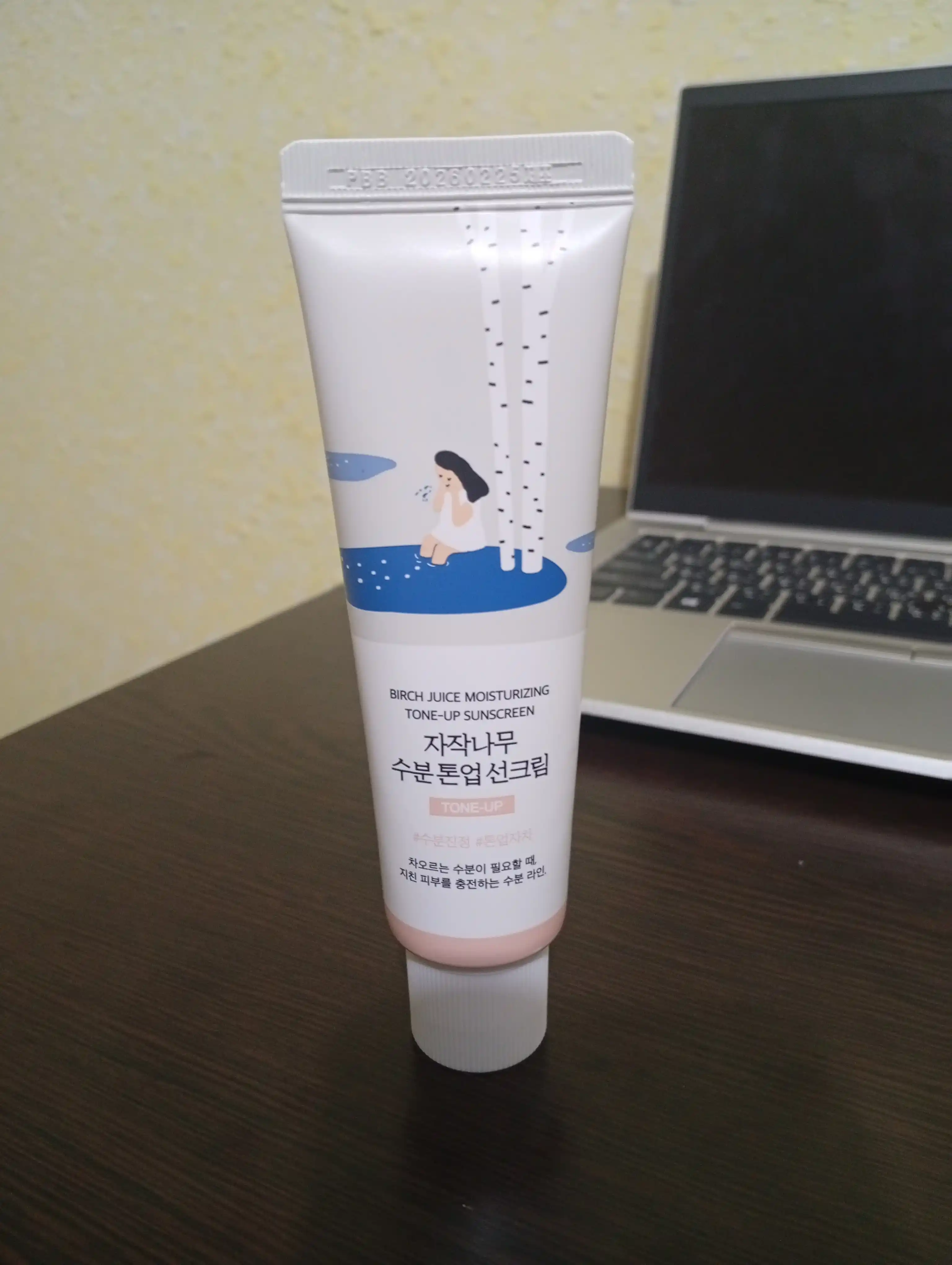 Ton beruvchi quyoshdan saqlovchi krem, SPF 50 Birch Juice Moisturizing Tone Up Round Lab
