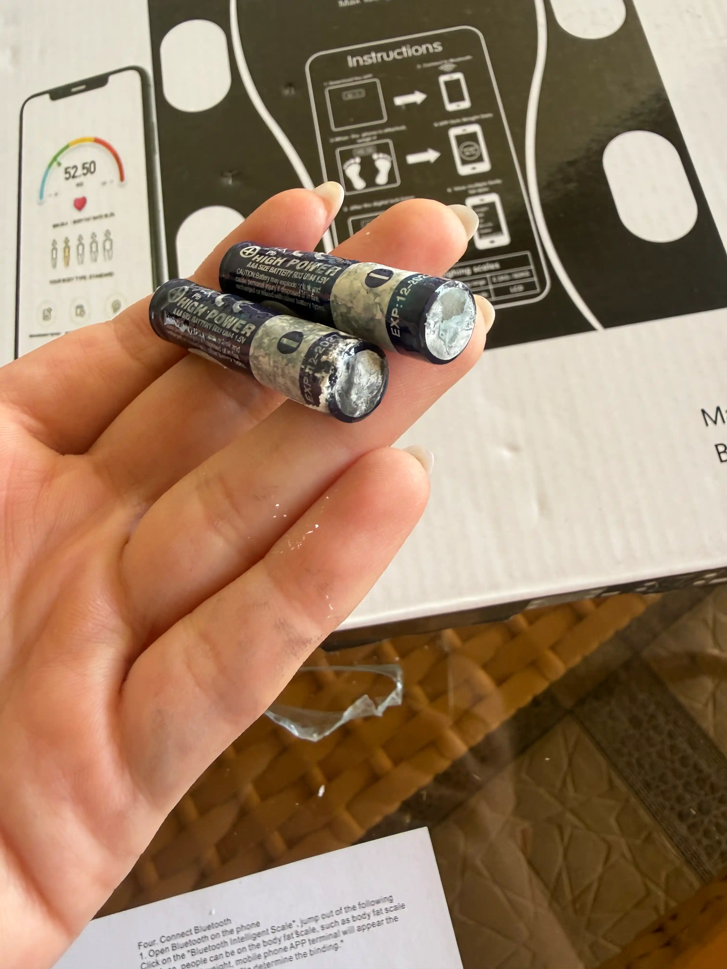 180 kg gacha maksimal yuk ko‘tara oladigan, displeyli elektron pol tarozisi.