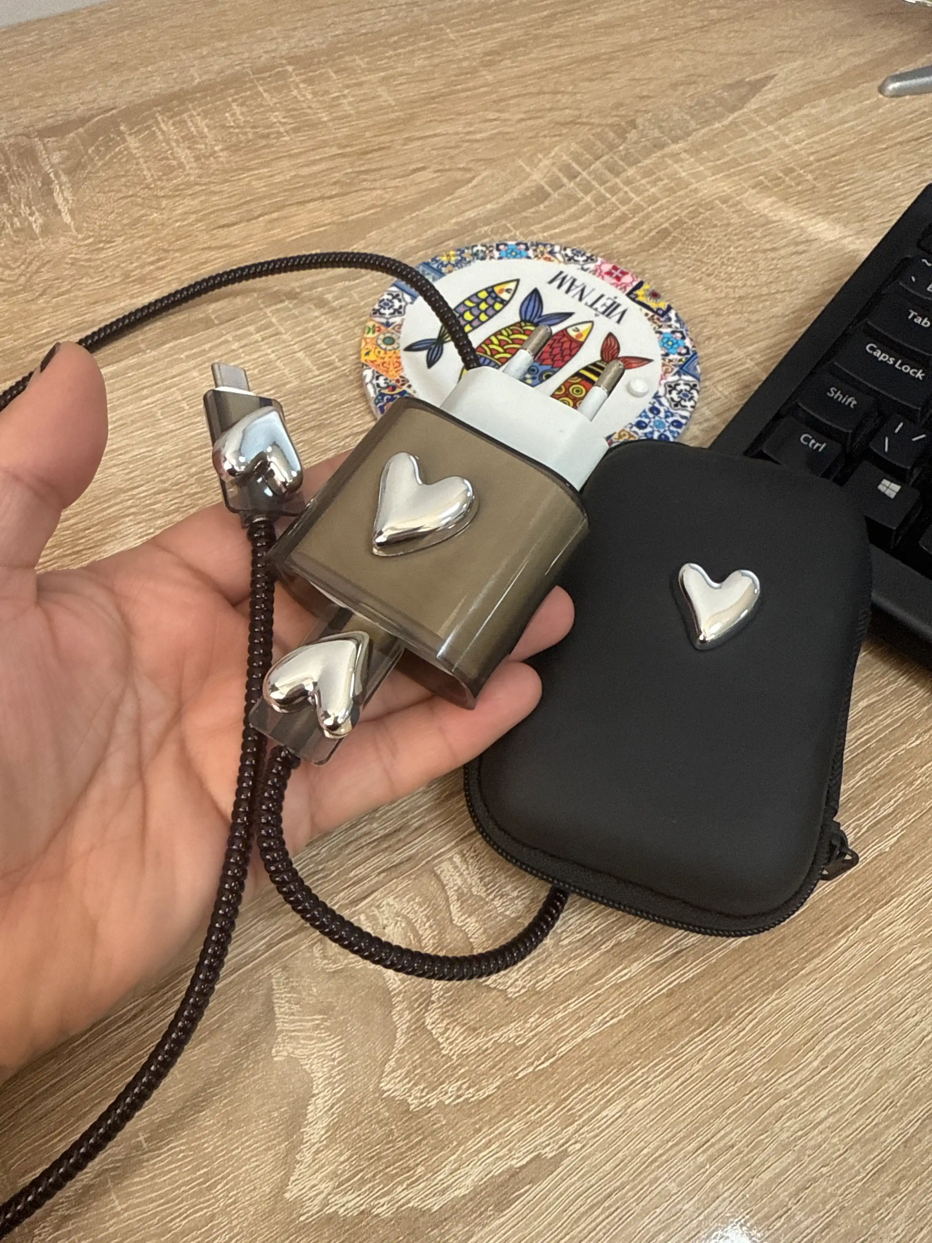 Quvvatlash to‘plami, 2 tasi 1 da, g‘ilof + kabel va adapter himoyasi, simlar uchun organayzer