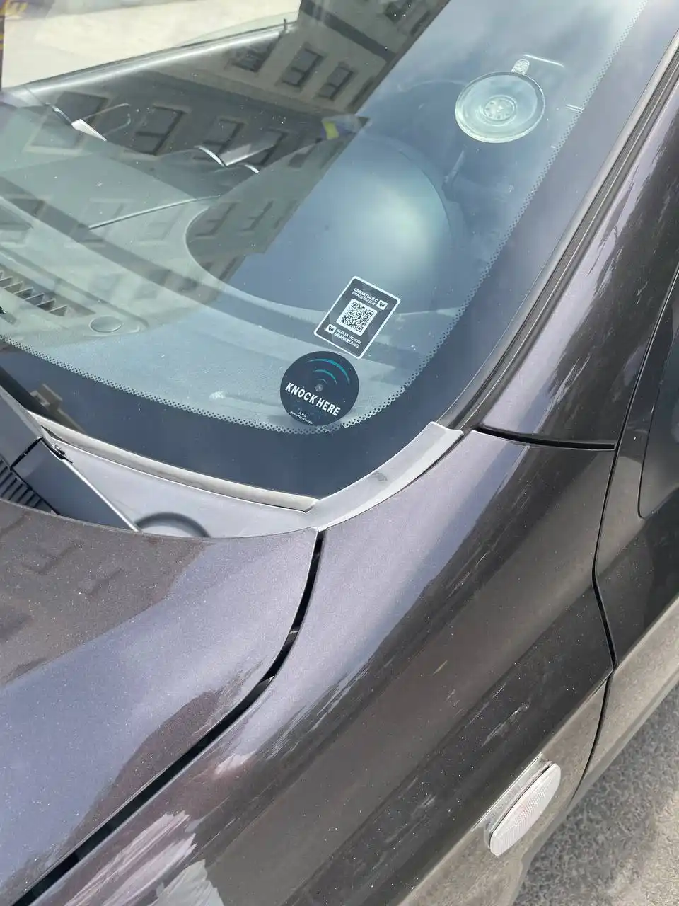 Наклейка с QR-кодом для автомобиля — связь с владельцем с звонков или уведомление