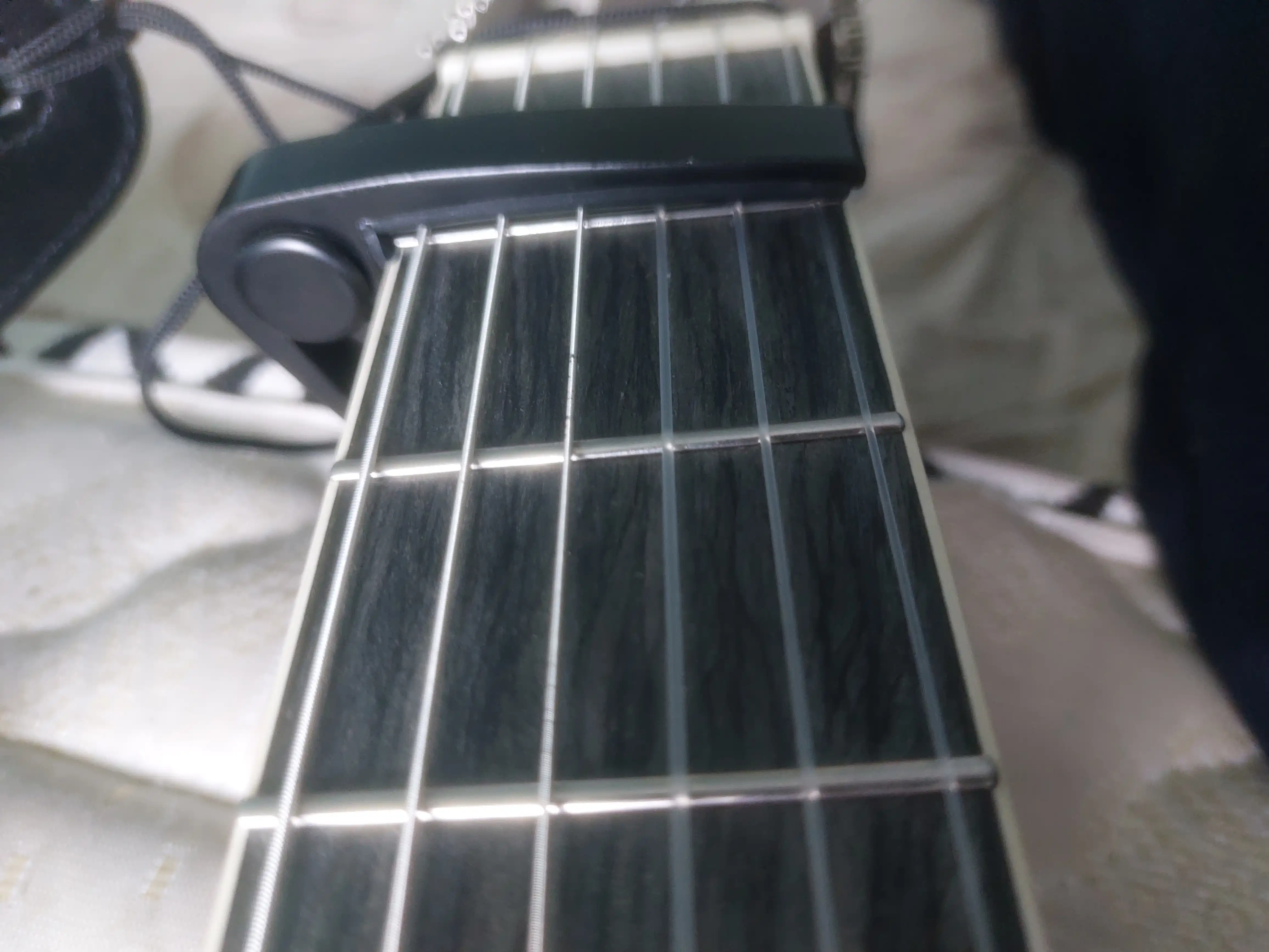 Akustik, elektr gitara va ukulele uchun universal kapodastr, torlar qisqichi