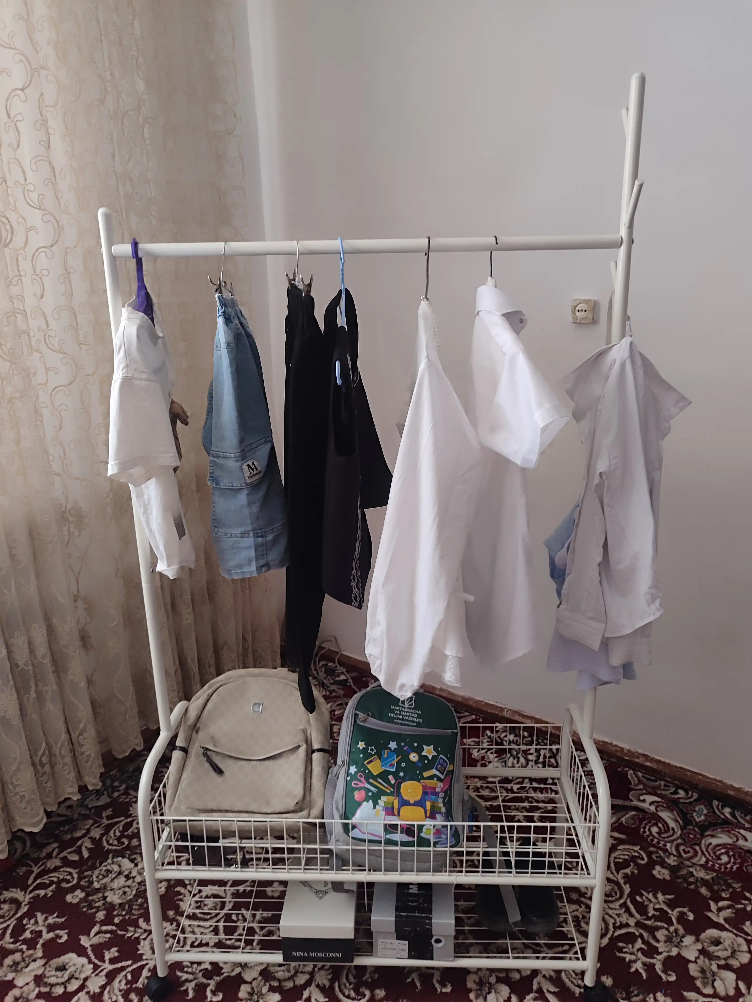 Metall garderob, polga osiladigan kiyim ilgich, poyabzal tagligi bilan, g‘ildirakli