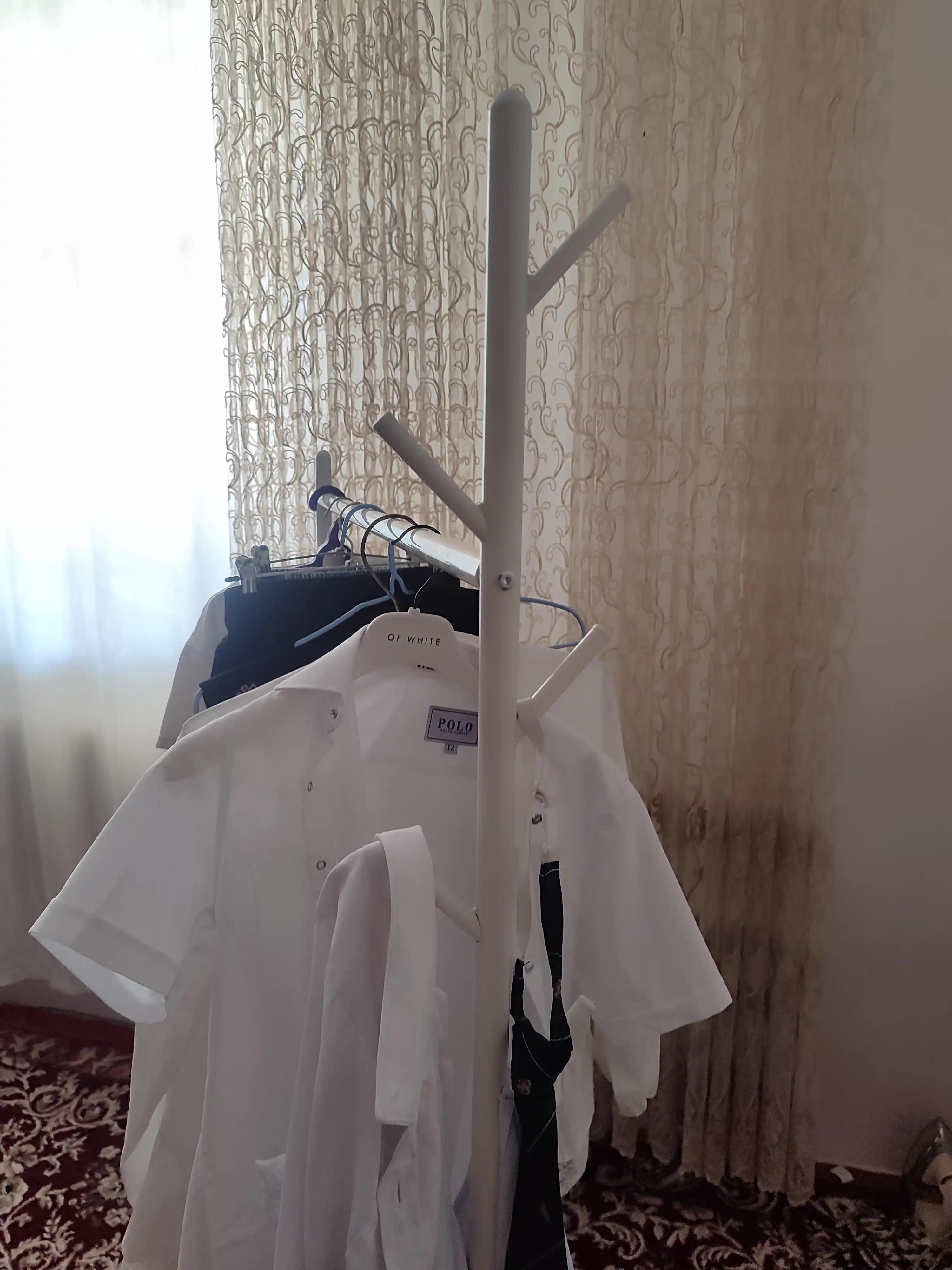 Metall garderob, polga osiladigan kiyim ilgich, poyabzal tagligi bilan, g‘ildirakli