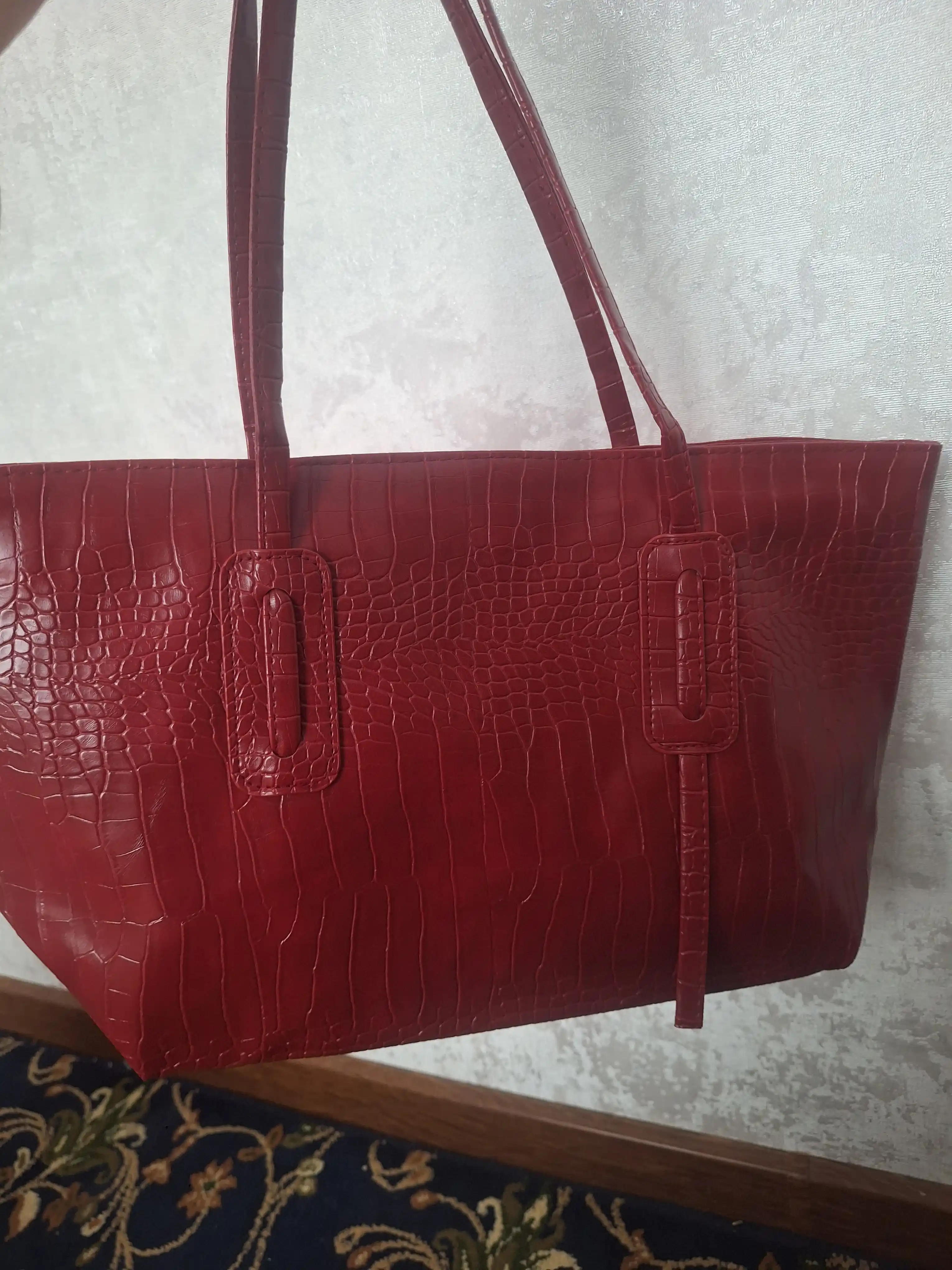Ayollar uchun laklangan shopper sumka ZARMINA, eko-charm, krokodil teksturali, qora