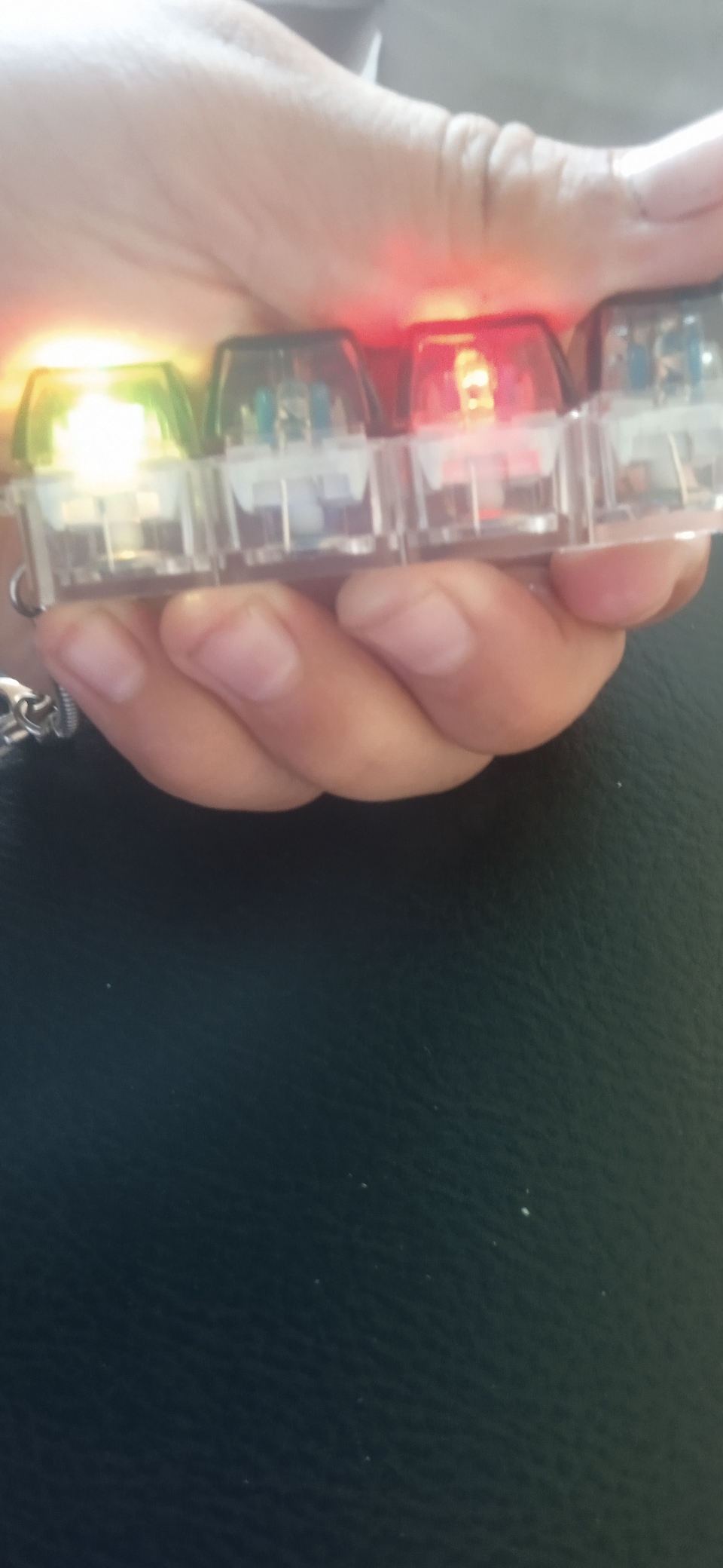Stressga qarshi tugmalar, mini-keyboard switch brelok, 4 ta tugma, klik o‘yinchoq