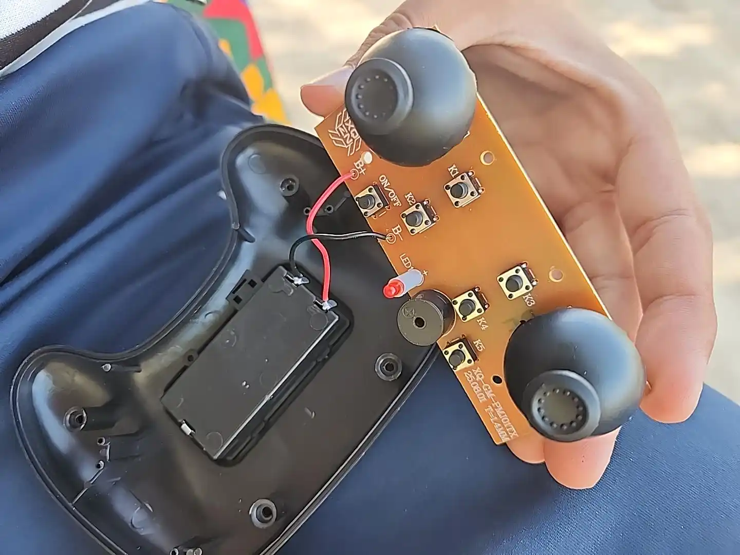 Dron samolyot radioboshqaruvli, 360° manyovrli, RGB chiroqli qiruvchi samolyot, o'yinchoq