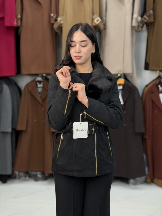 Ayollar uchun zamsh kalta palto, norka yoqali va kamarli