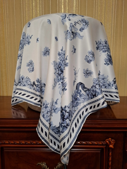 90×90 sm o‘lchamdagi ayollar ro‘molchasi - nafis gulli dizayn