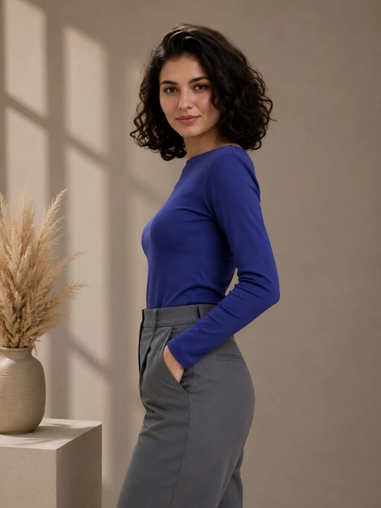 Qayiq bo'yinbog'i bilan mos keladigan ayol uzun bo'yli