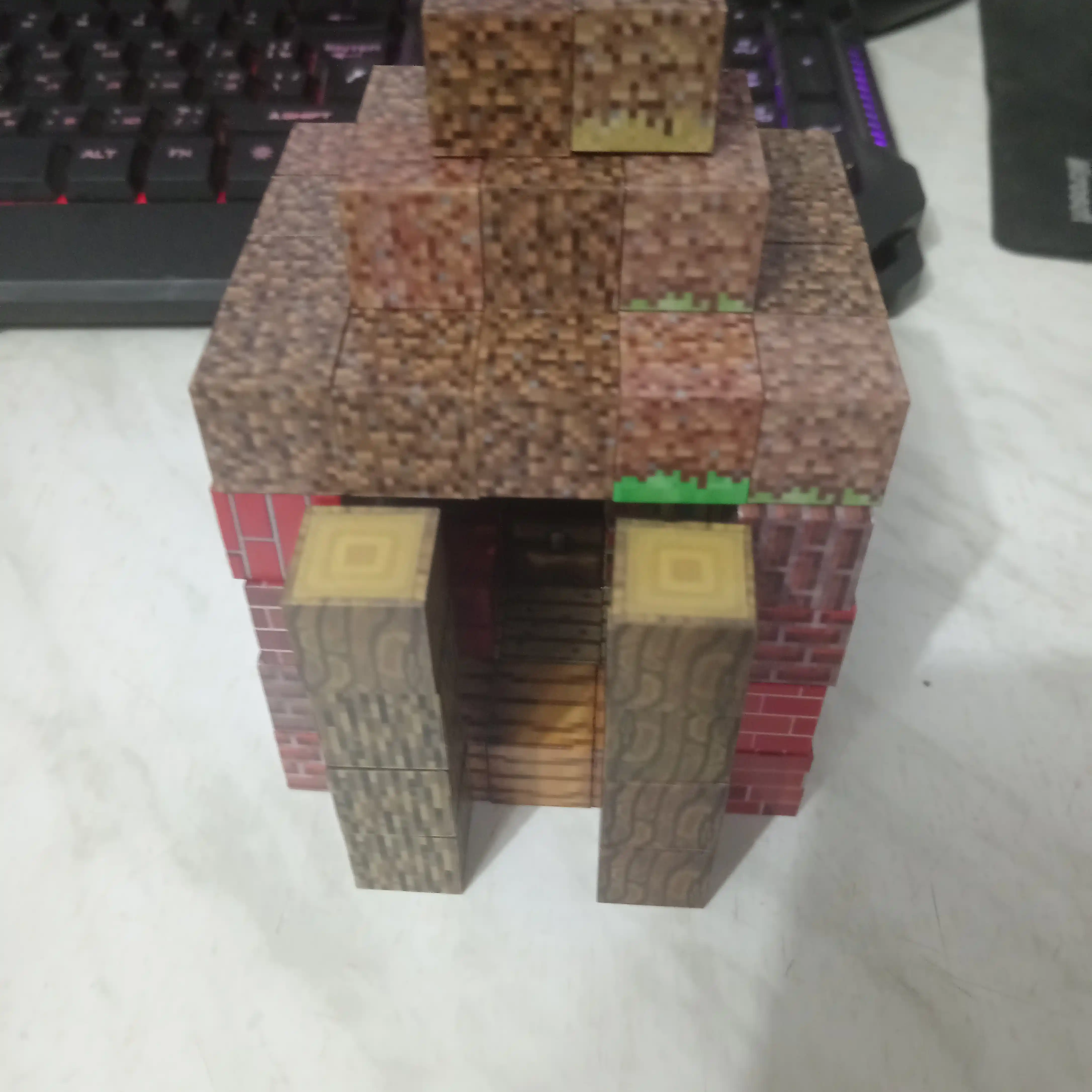 Maynkraft DOM BRICKS magnit konstruktori 30-120 ta detal, haykalchalar bilan