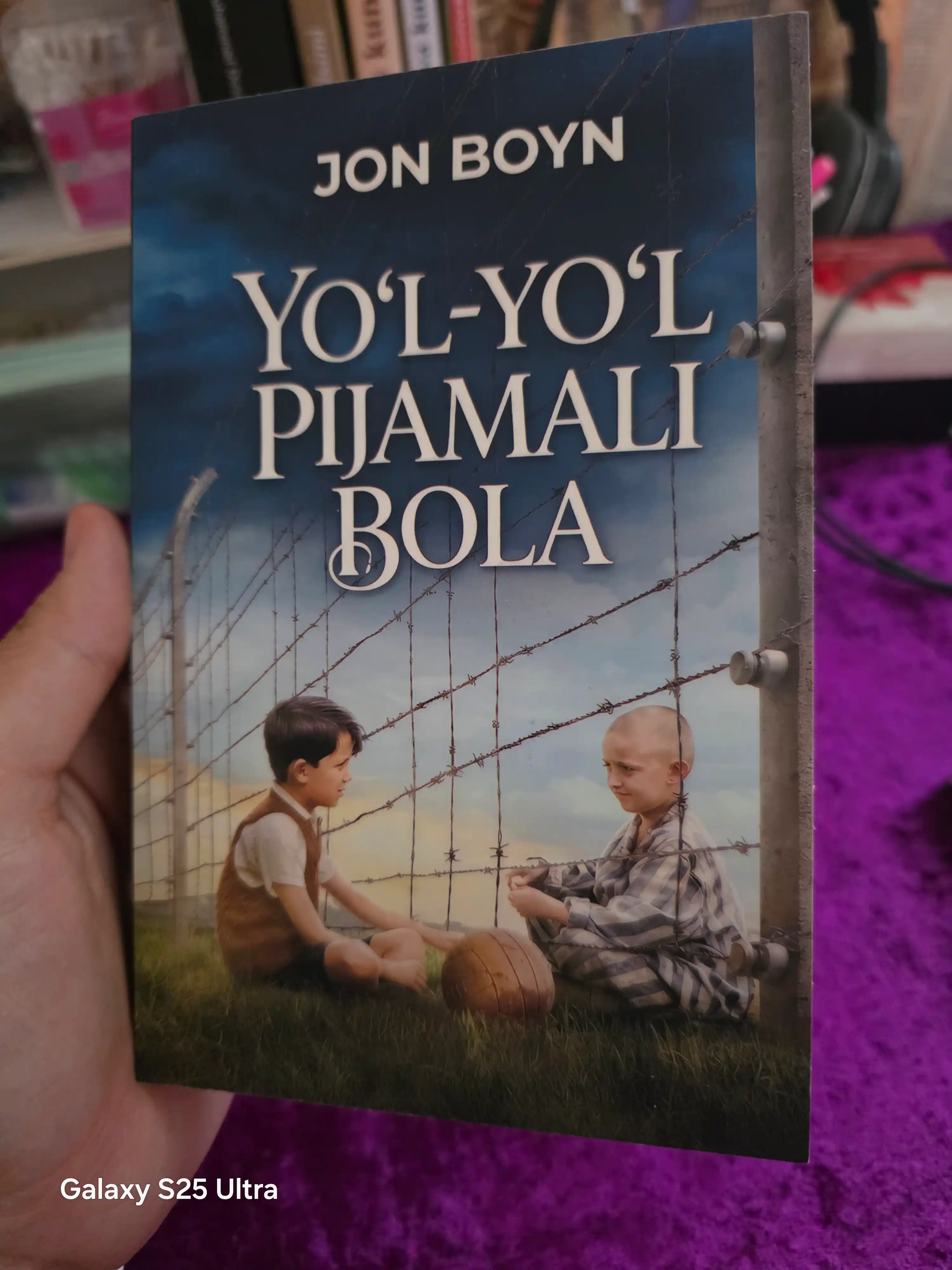 Yo'l-yo'l pijamali bola