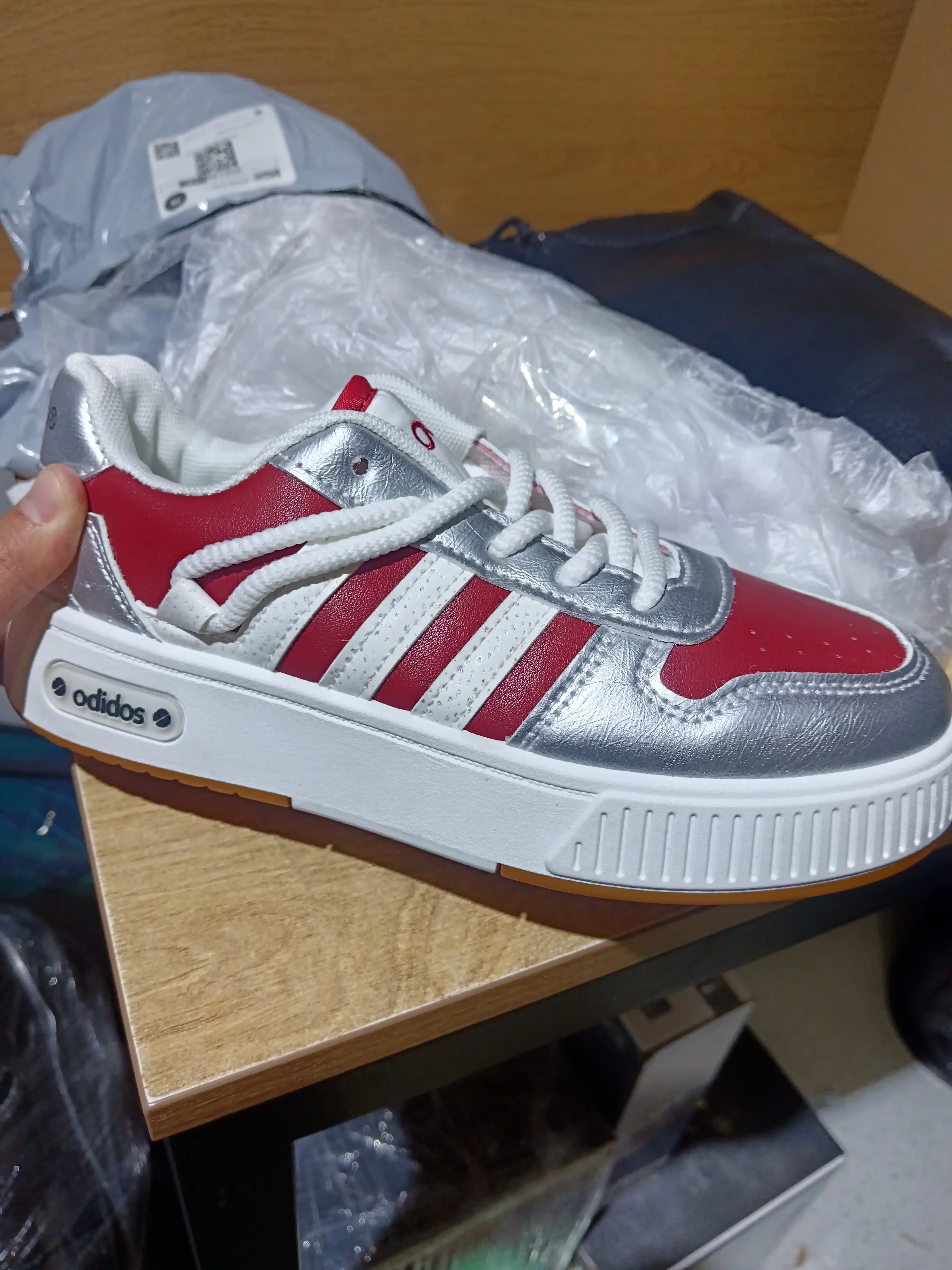 Ayollar poyabzali: 36-41 o‘lchamdagi qizlar va ayollar uchun Adidas krossovkalari