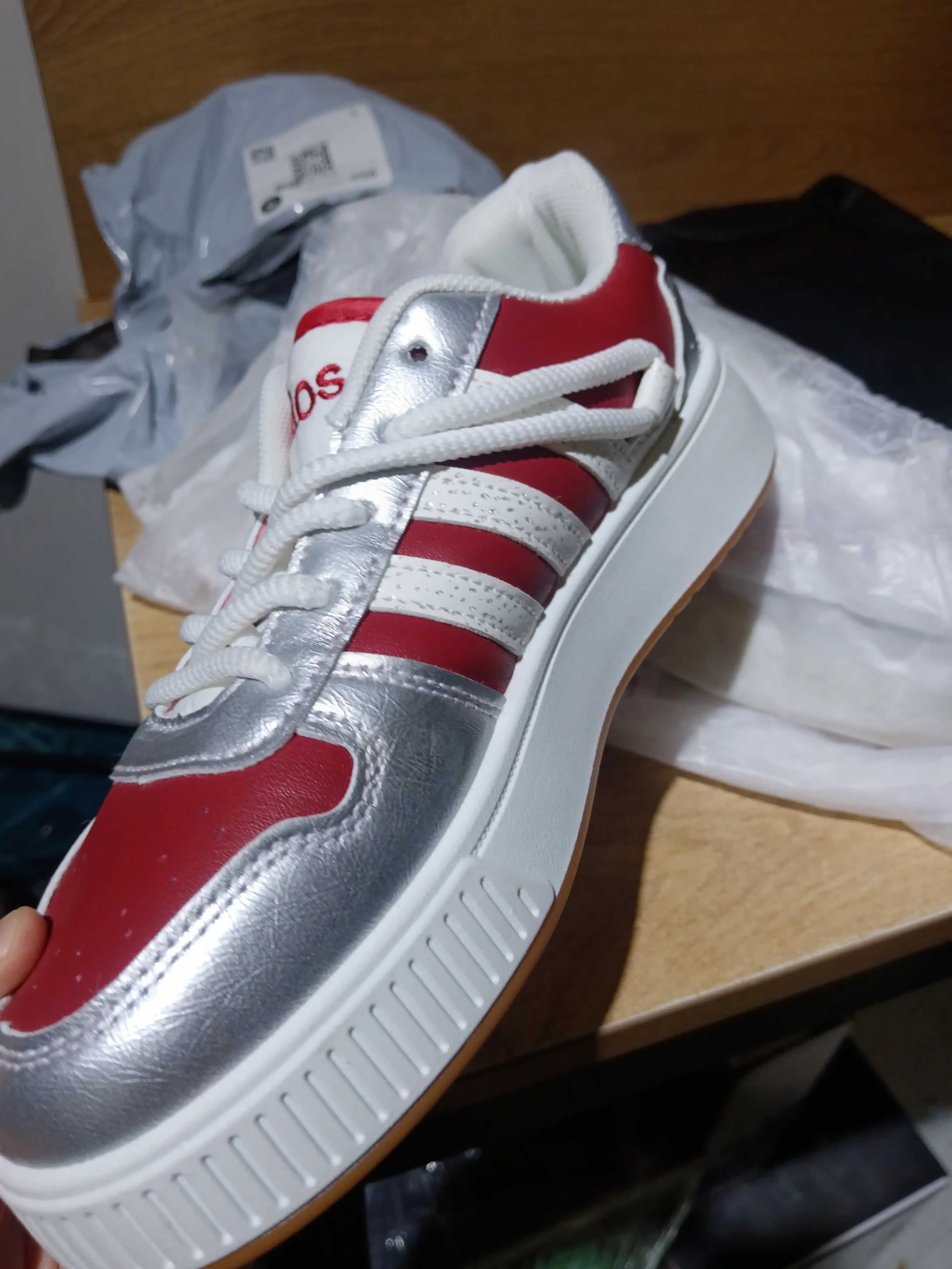 Ayollar poyabzali: 36-41 o‘lchamdagi qizlar va ayollar uchun Adidas krossovkalari