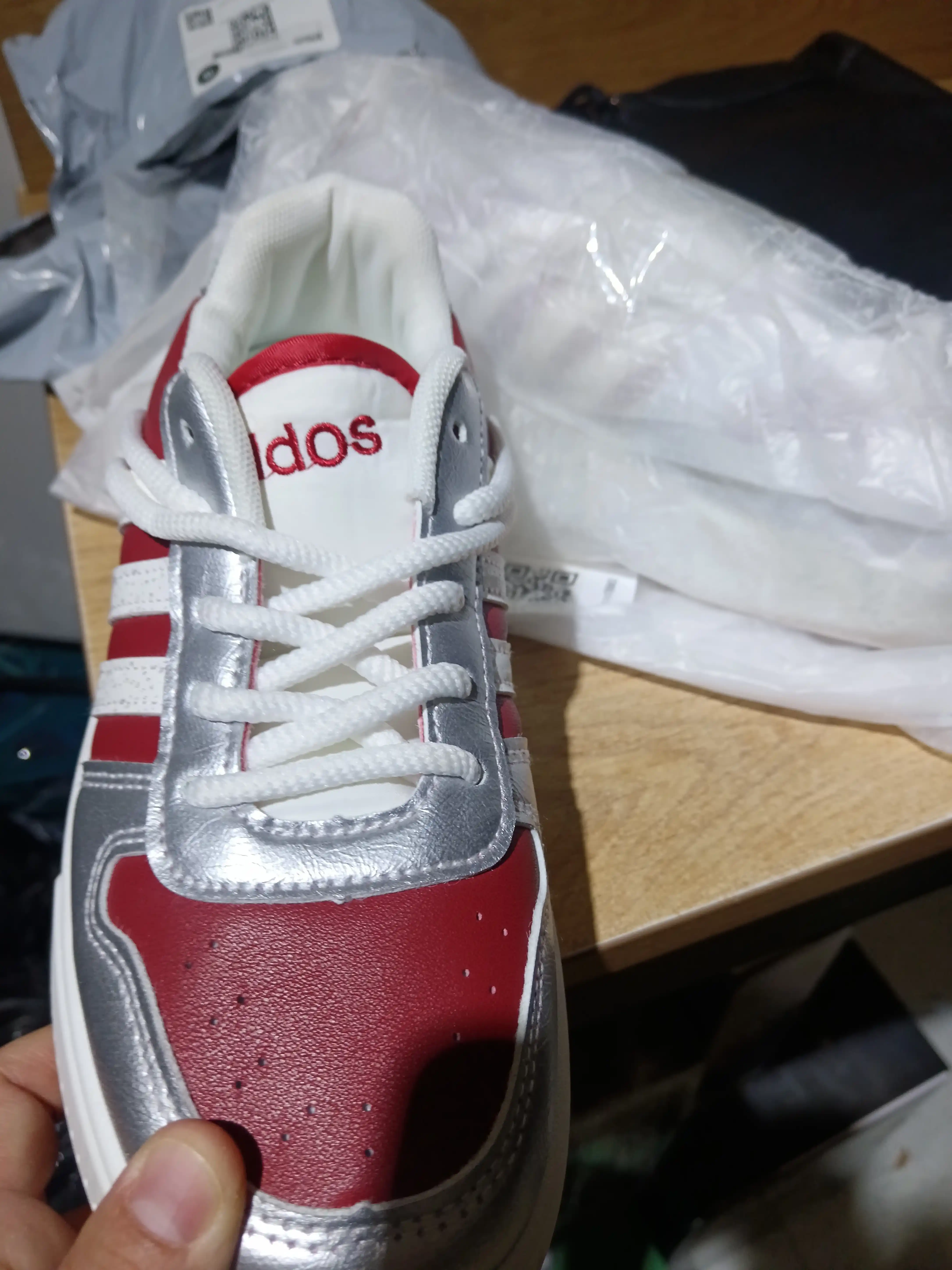 Ayollar poyabzali: 36-41 o‘lchamdagi qizlar va ayollar uchun Adidas krossovkalari
