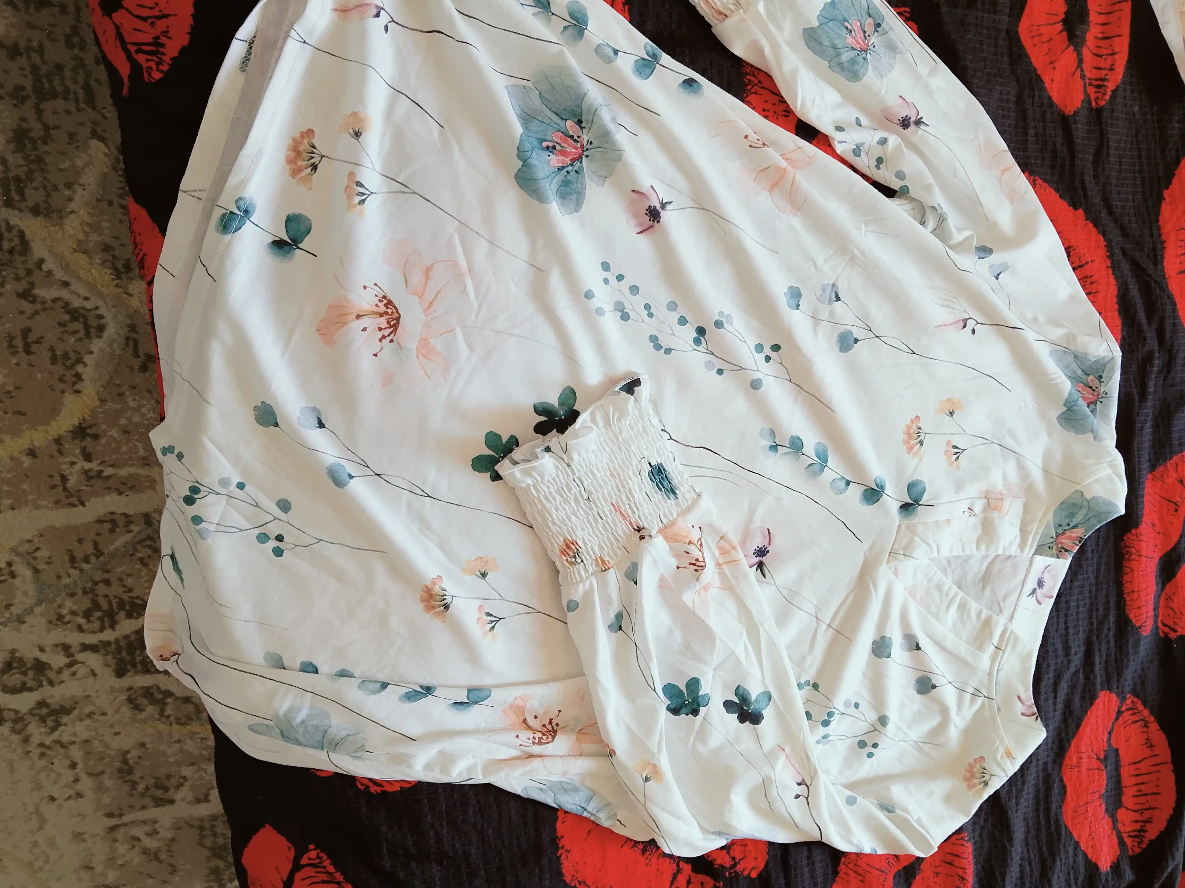 Ayollar uchun V-yeyimli, 3/4 yengli, rang-barang naqshli zamonaviy bluzka