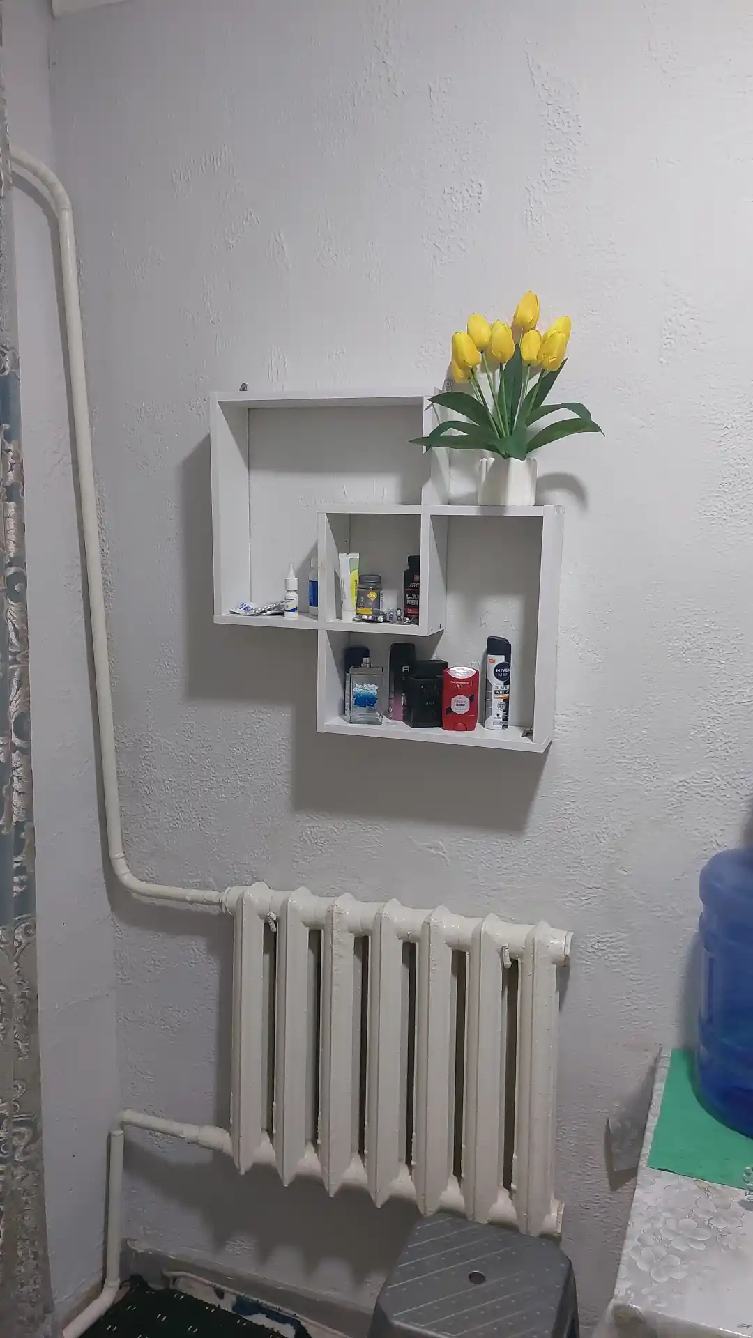 Kitob va gullar uchun devor tokchasi