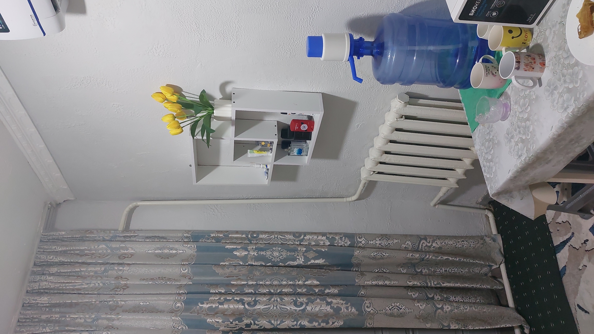 Kitob va gullar uchun devor tokchasi