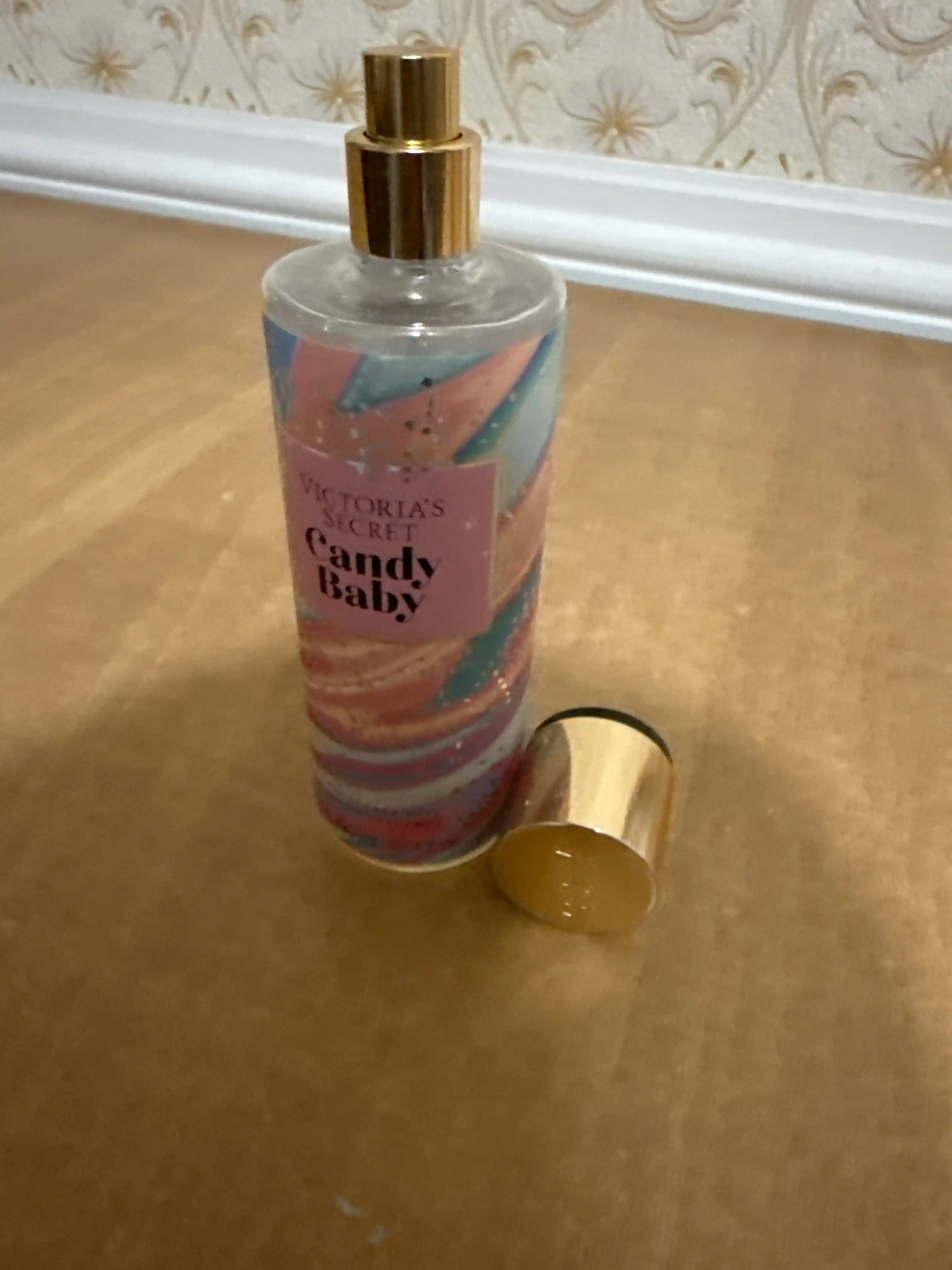 Parfyumlangan tana spreyi suvi Victoria's Secret Spreyi Aqua Kiss Rush, Shimmer, 250 ml