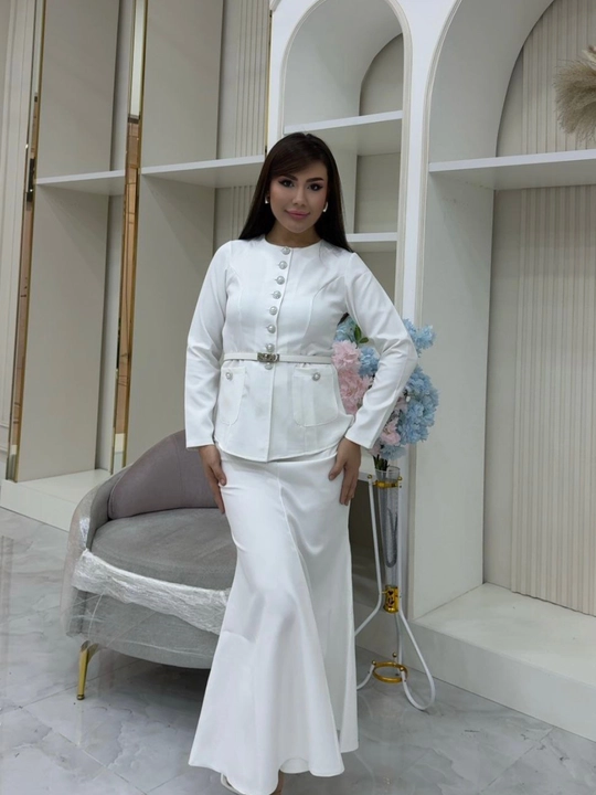 Ayollar klassik kostyumi yubka bilan, belbog‘li elegant kostyum