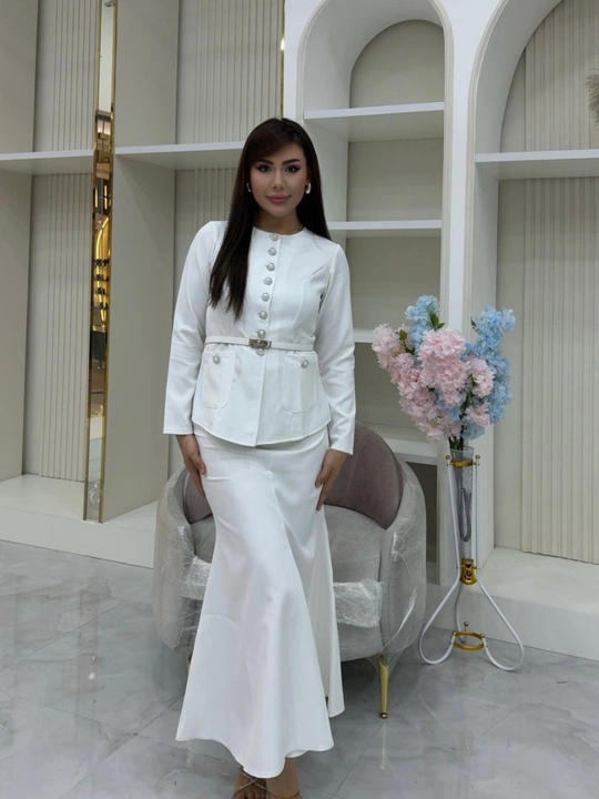 Ayollar klassik kostyumi yubka bilan, belbog‘li elegant kostyum