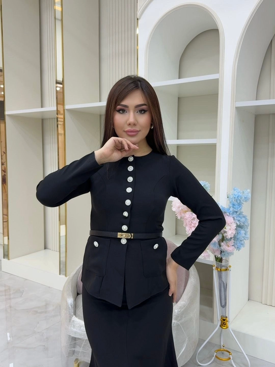 Ayollar klassik kostyumi yubka bilan, belbog‘li elegant kostyum