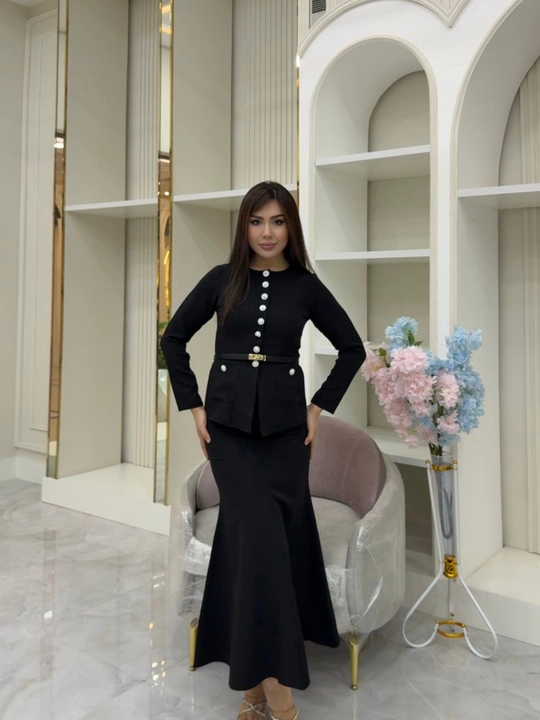 Ayollar klassik kostyumi yubka bilan, belbog‘li elegant kostyum
