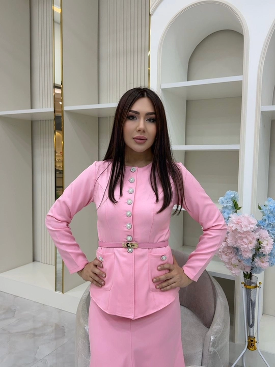 Ayollar klassik kostyumi yubka bilan, belbog‘li elegant kostyum