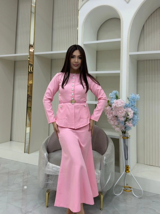 Ayollar klassik kostyumi yubka bilan, belbog‘li elegant kostyum