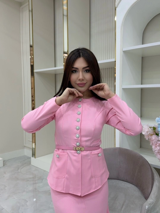 Ayollar klassik kostyumi yubka bilan, belbog‘li elegant kostyum