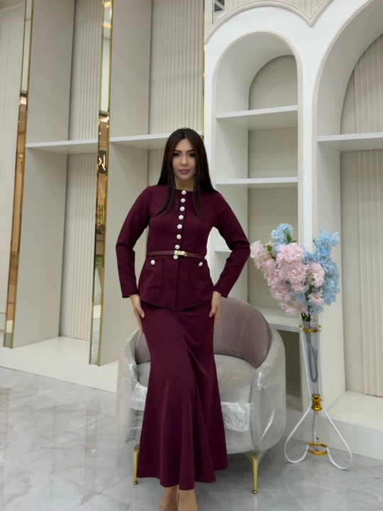Ayollar klassik kostyumi yubka bilan, belbog‘li elegant kostyum