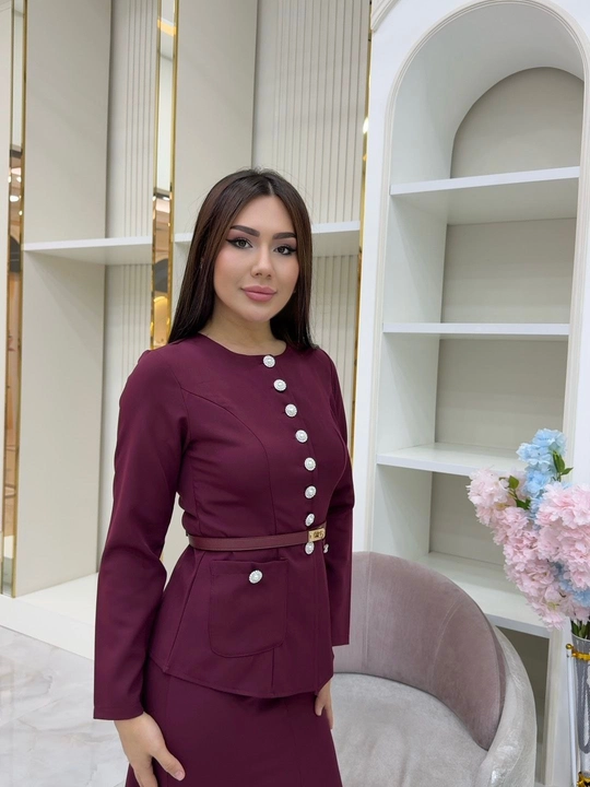 Ayollar klassik kostyumi yubka bilan, belbog‘li elegant kostyum