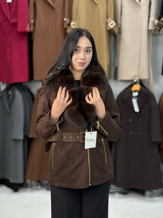 Ayollar uchun zamshdan tikilgan, sobol mo‘ynasidan yoqali kalta palto