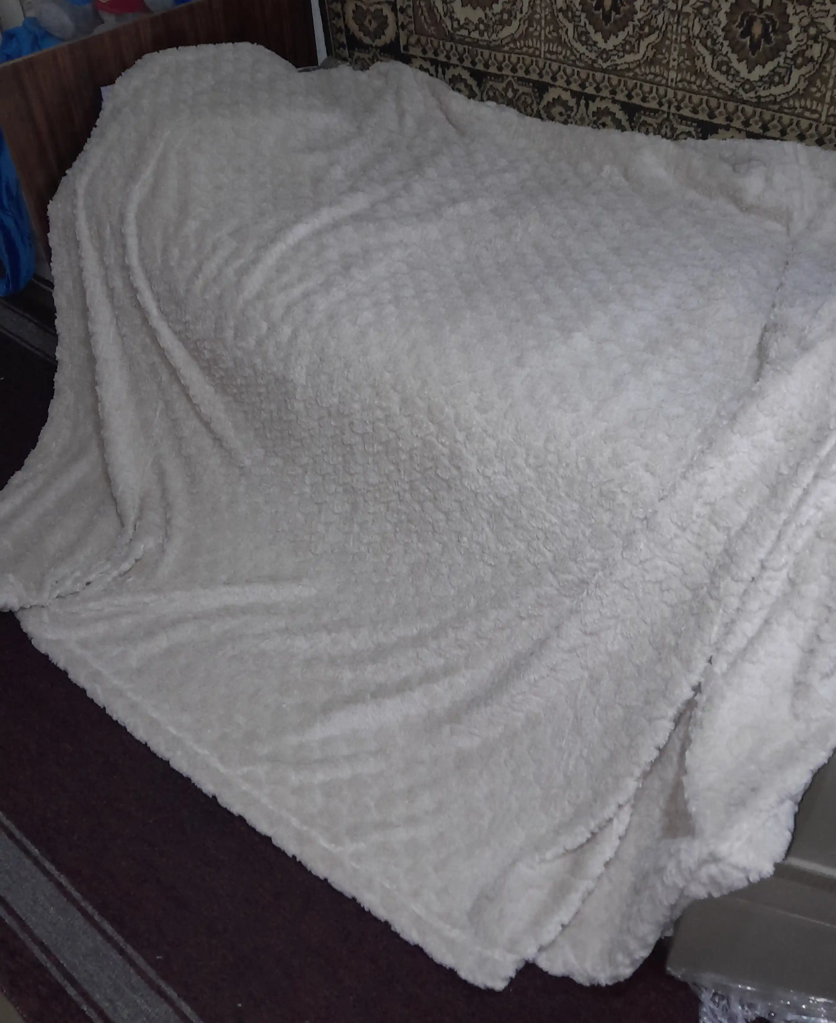 Bej Rangli Bir Qatlamli pled 200×220 sm — Uy uchun Yumshoq va Nafis Qulaylik