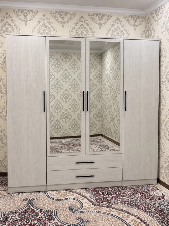 Zamonaviy 4 eshikli, 2 tortmali shkaf — uyingiz uchun - 
