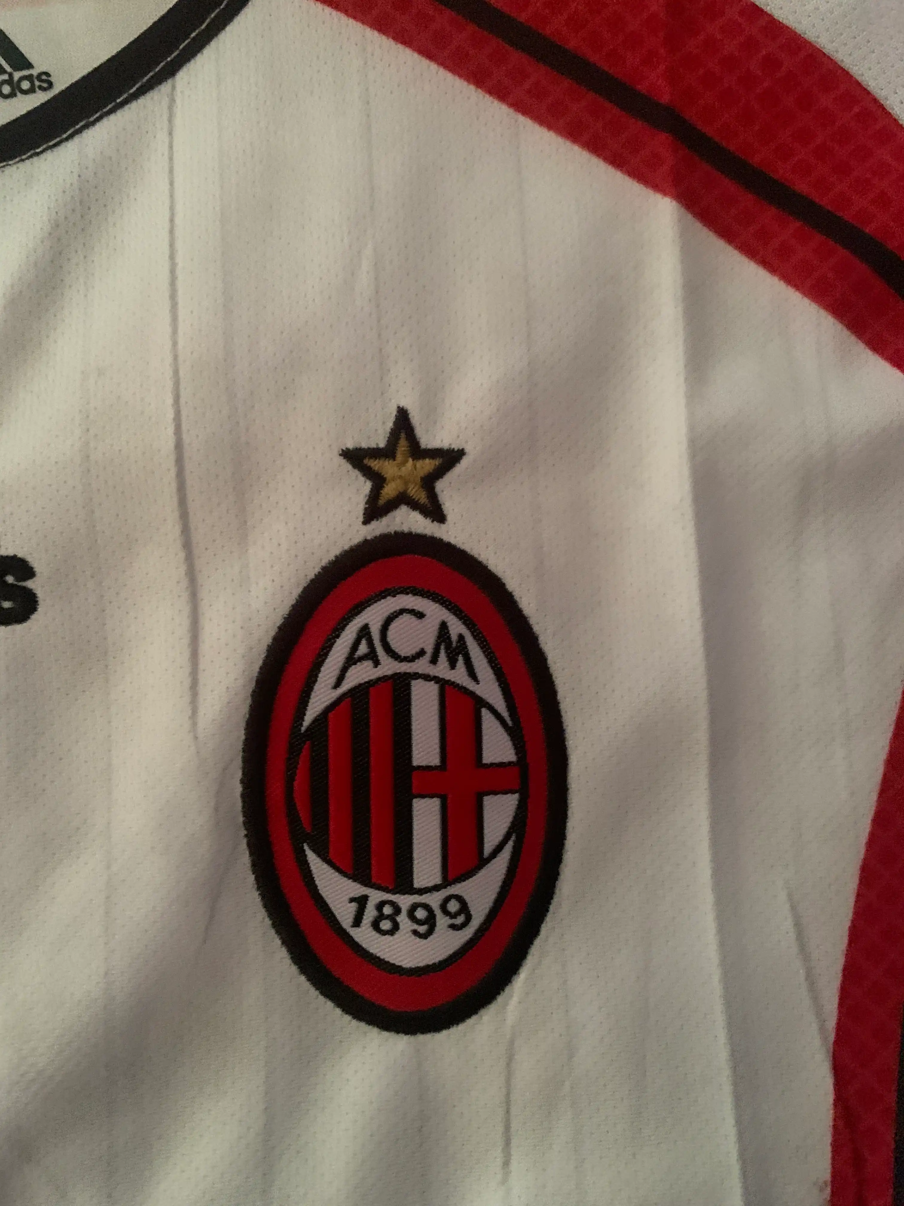 Milanning retro futbol formasi