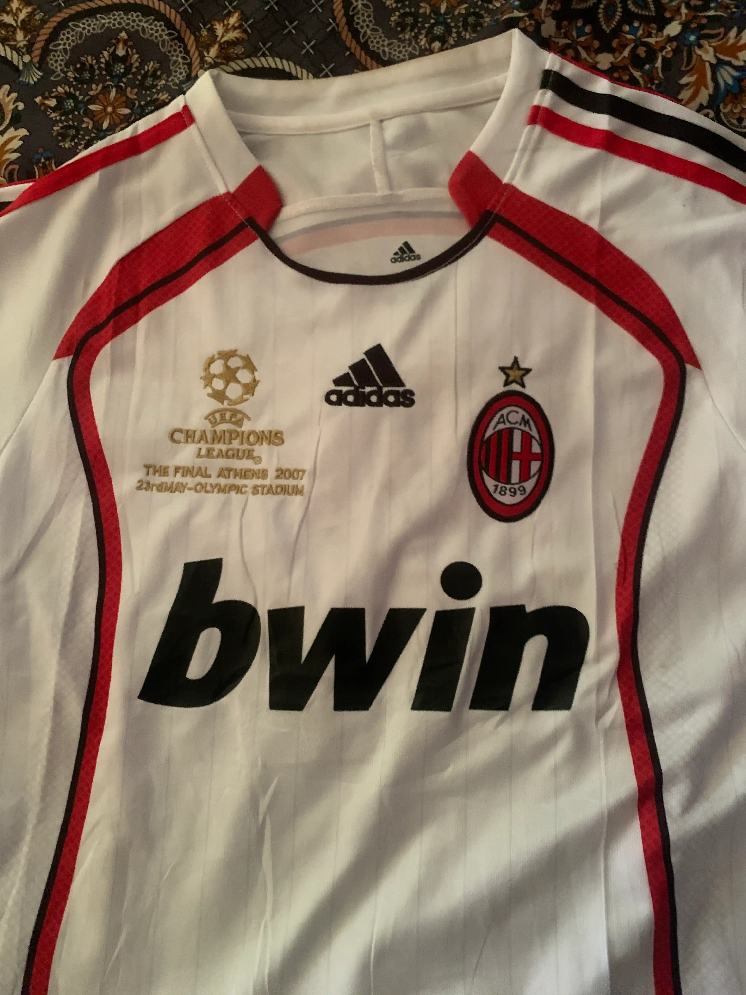 Milanning retro futbol formasi