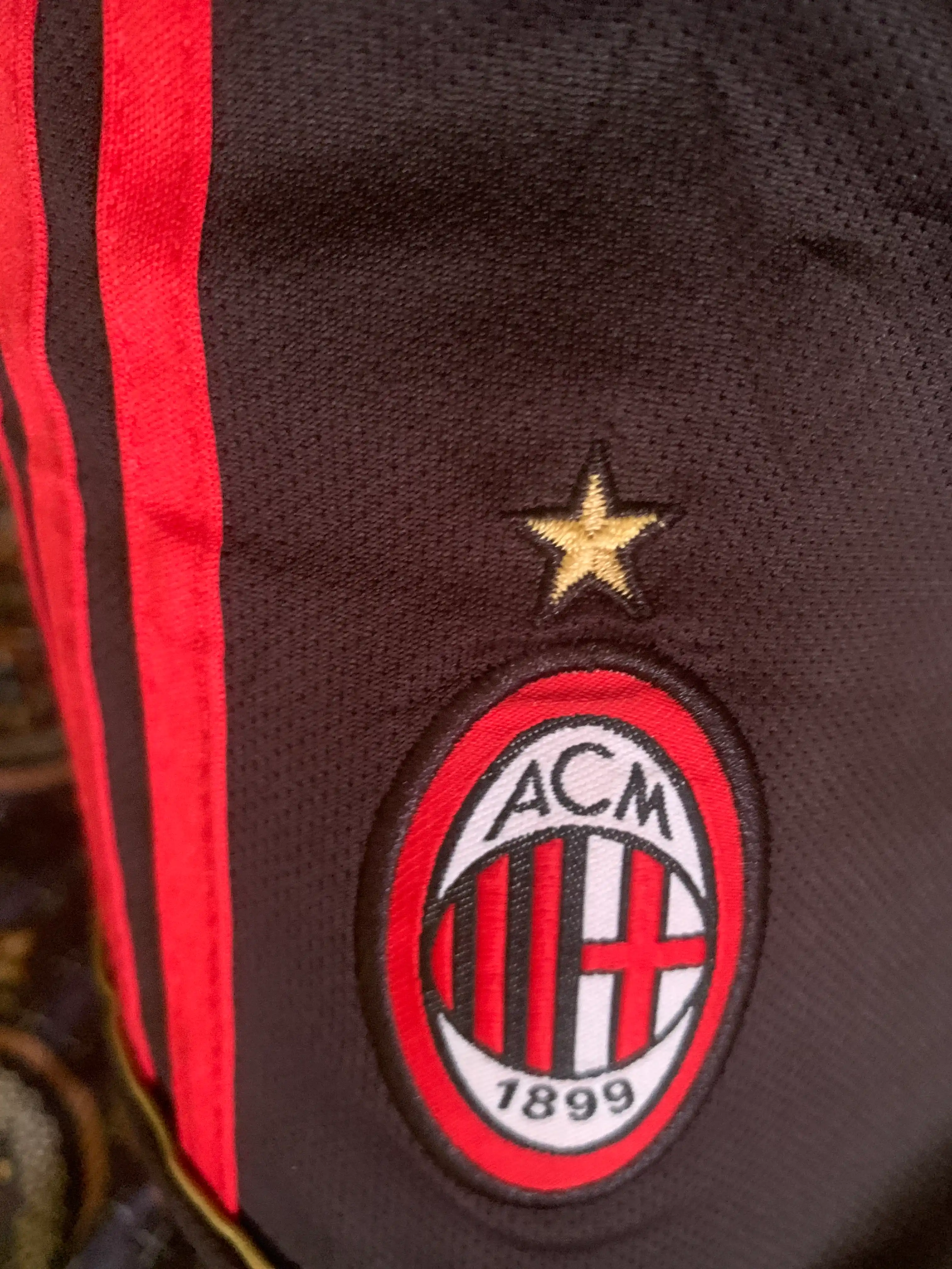 Milanning retro futbol formasi